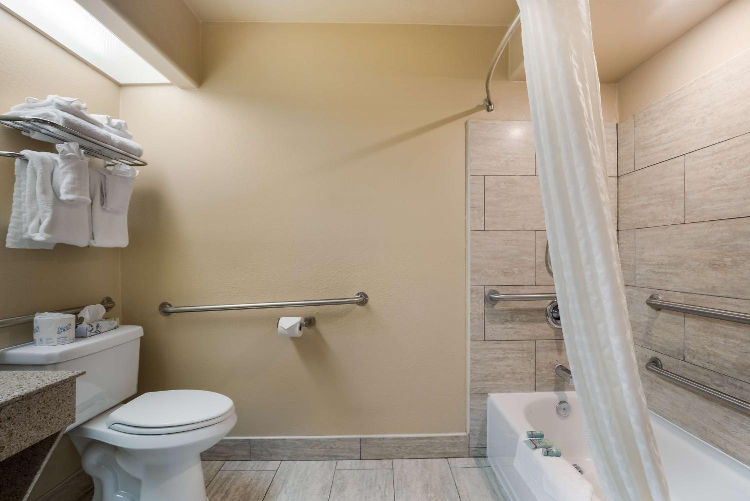 Queen Room with Two Queen Beds and Bath Tub - Disability Access/Non-Smoking  photo 2