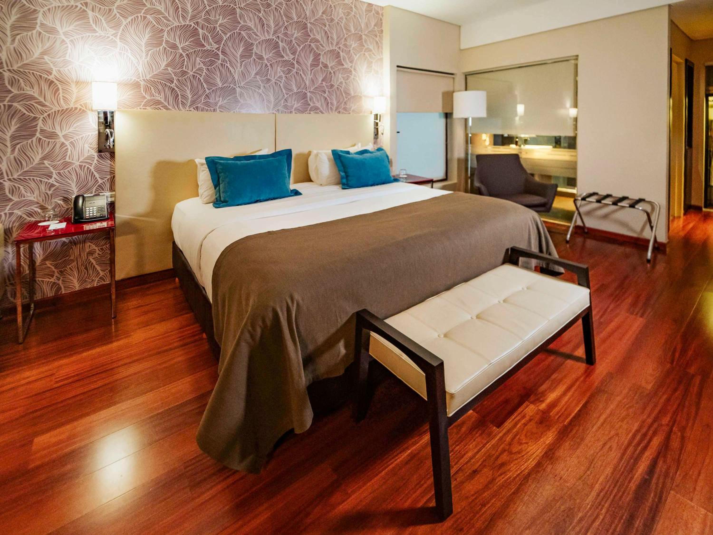 Junior Suite with Double Bed and Sofa Bed thumbnail 5