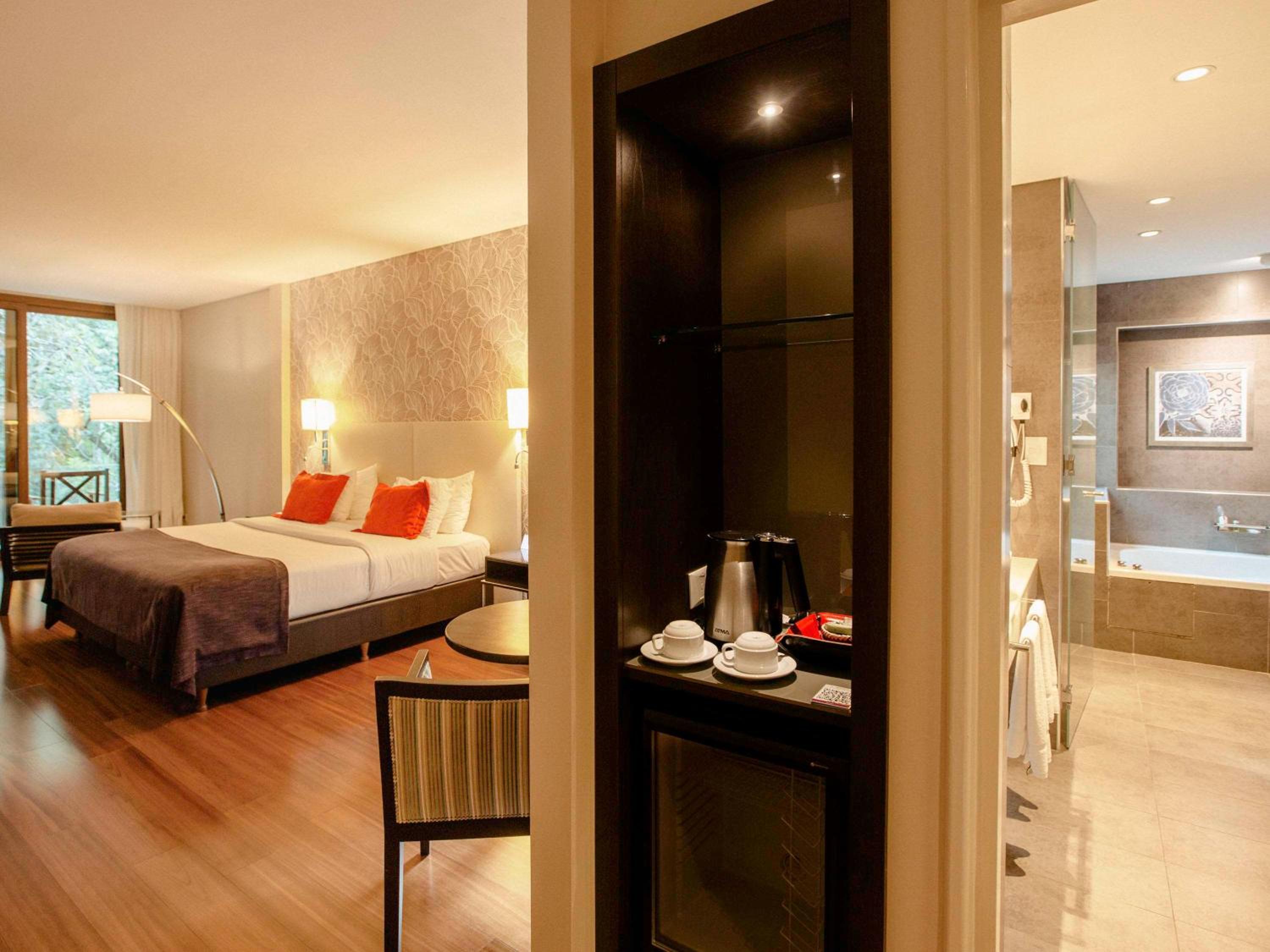 Superior Suite Room with One King Bed thumbnail 6