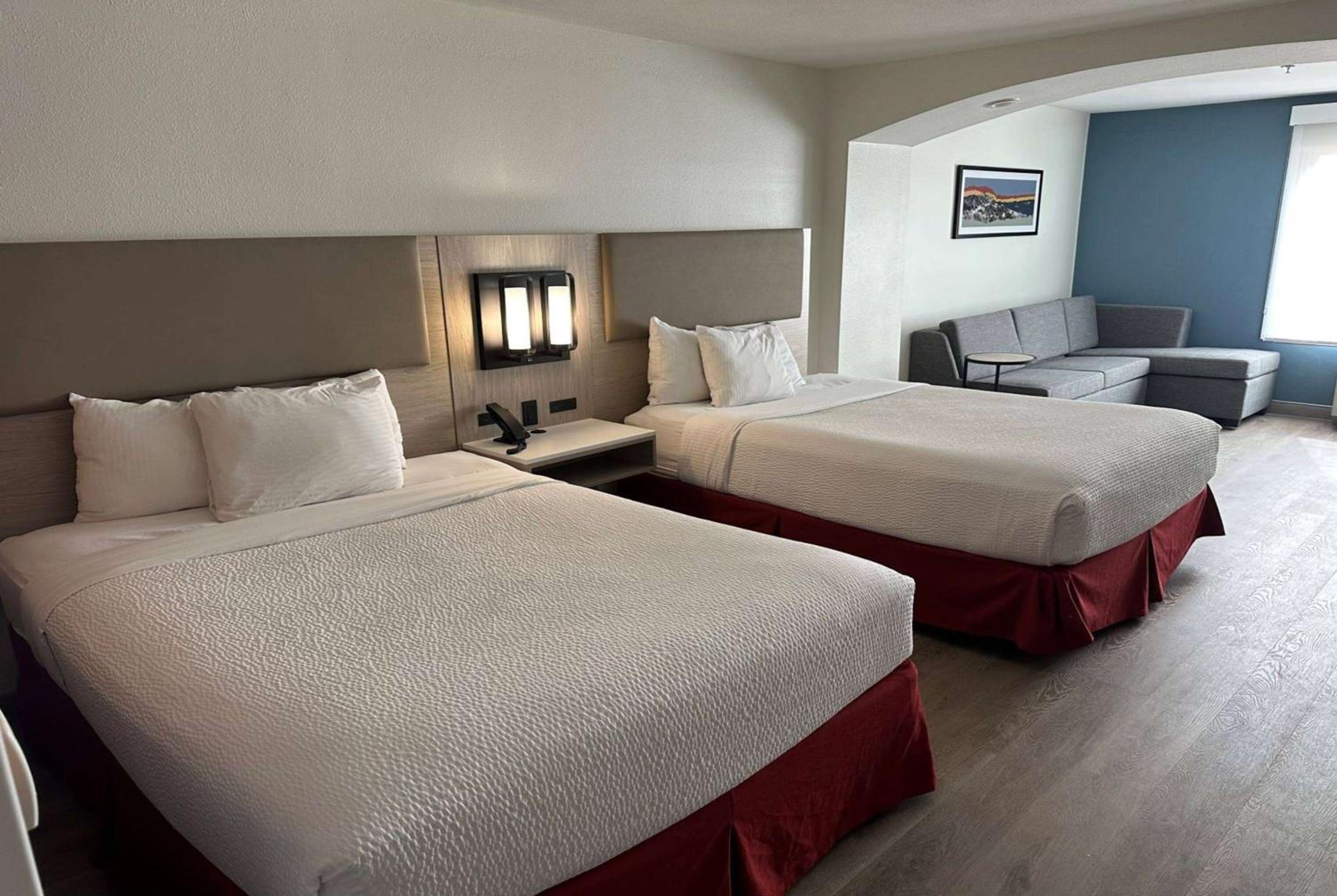 One-Bedroom Suite with Two Queen Beds - Non-Smoking - Photo 4