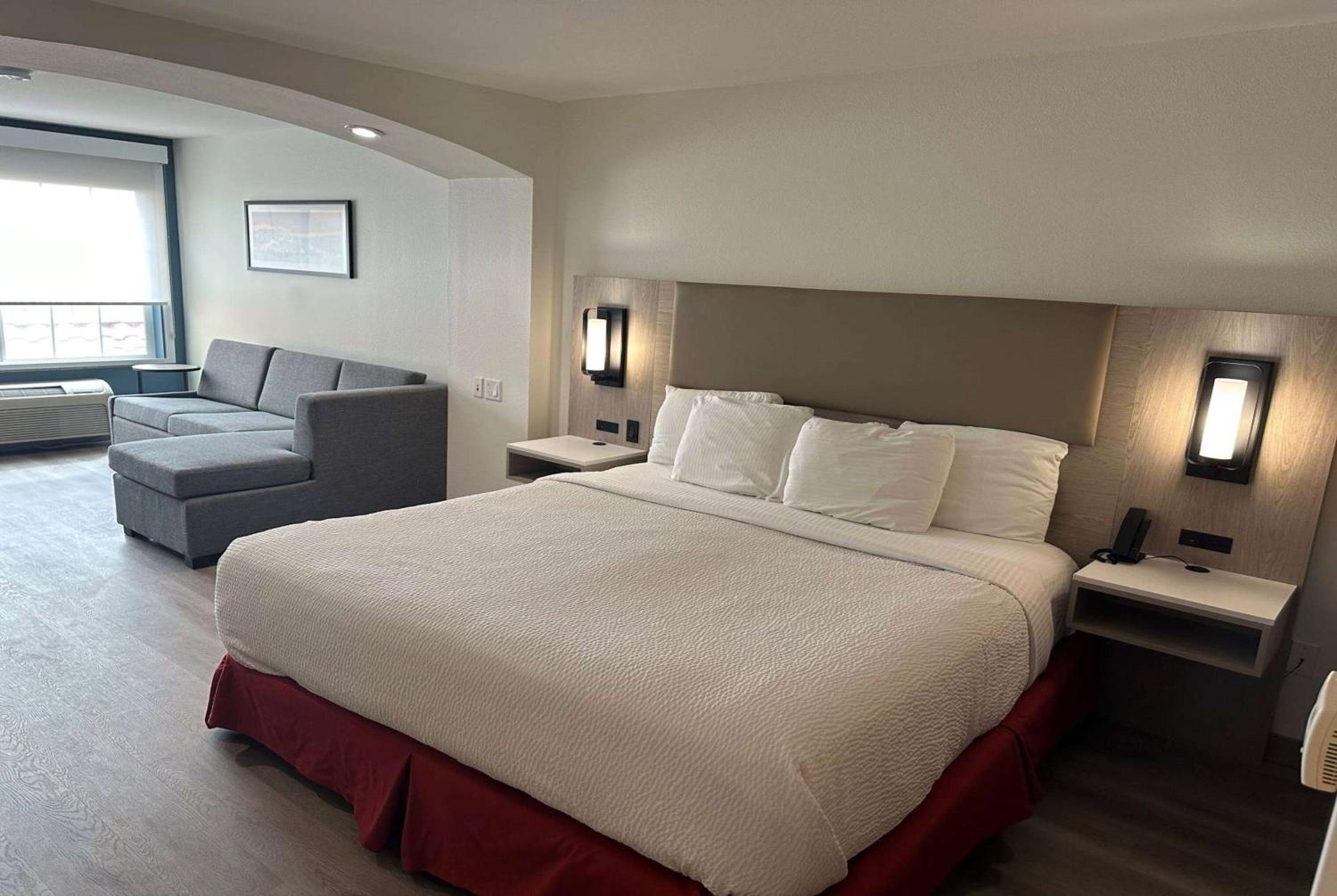 1 Queen Bed, Mobility Impaired Accessible Room, Non-Smoking - Photo 1