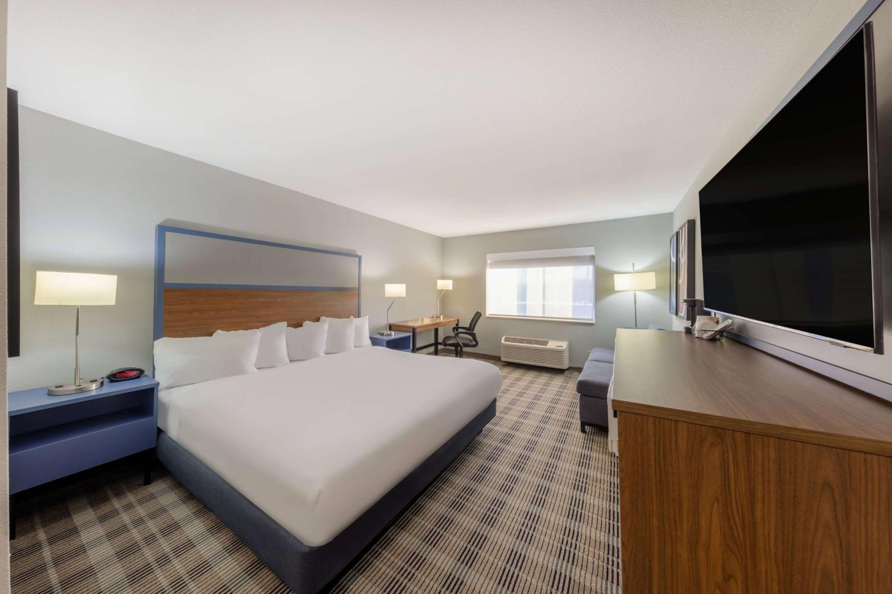 King Room - Non-Smoking - Photo 4