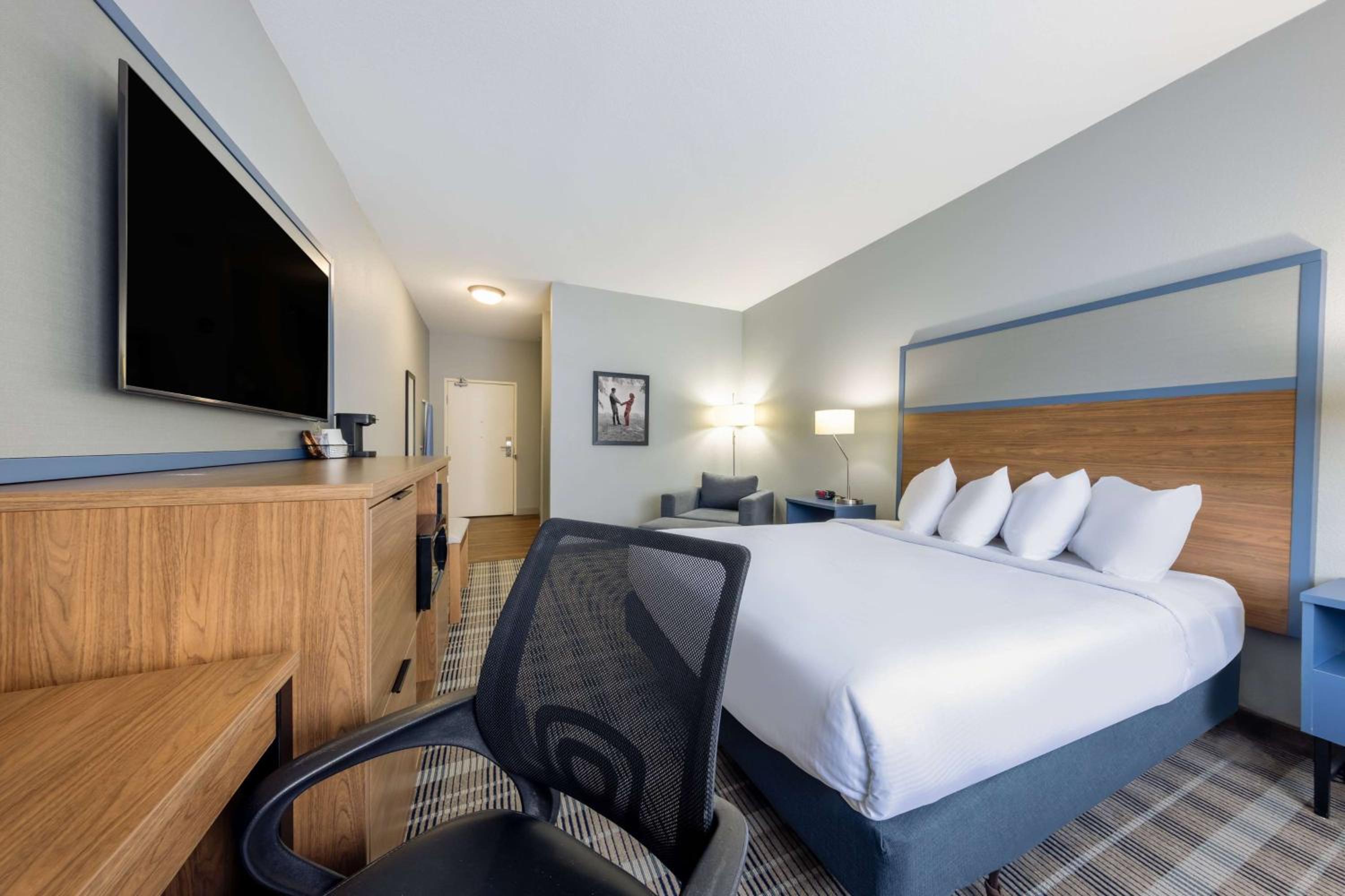 King Room - Non-Smoking - Photo 3