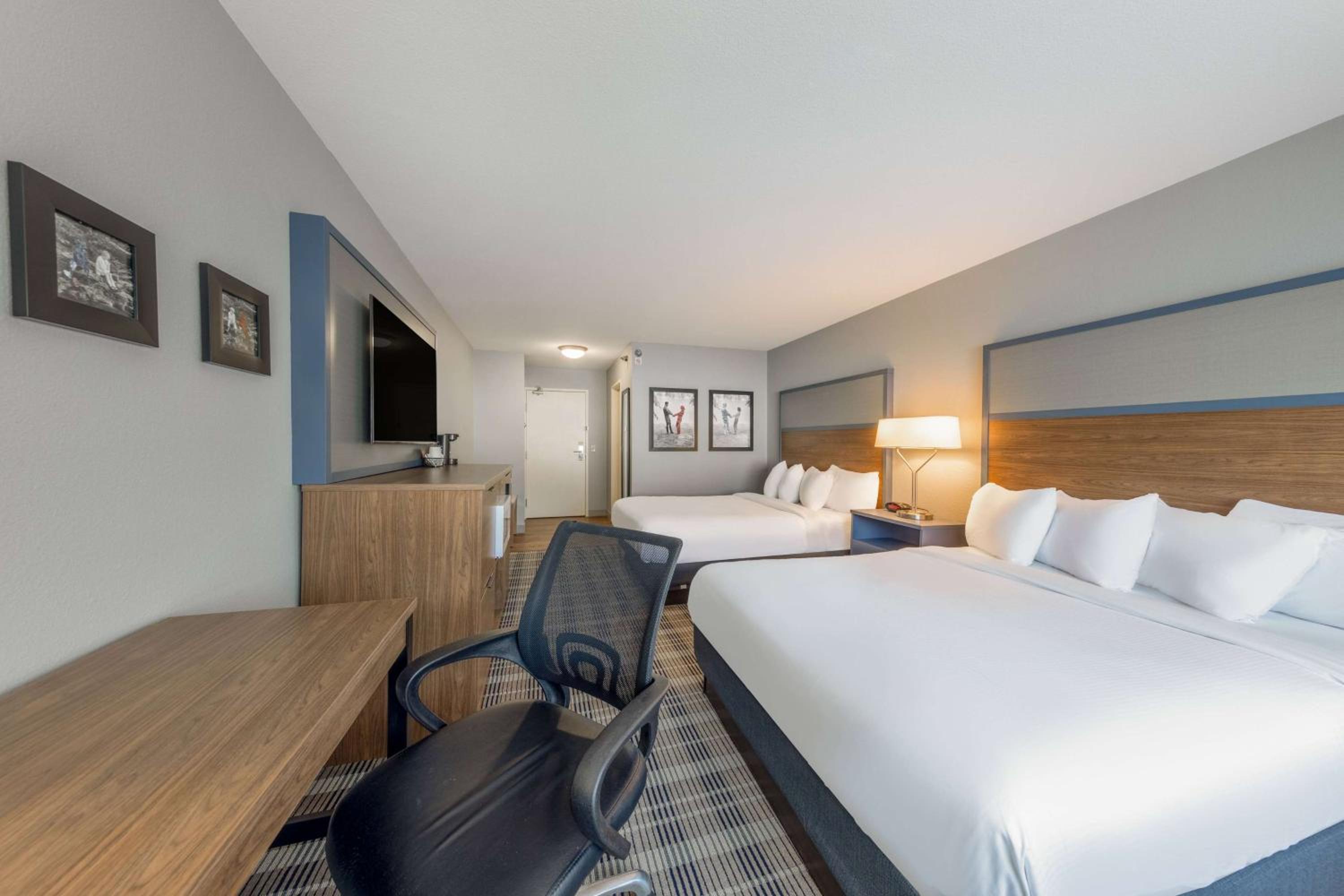 Queen Room with Two Queen Beds - Non-Smoking - Photo 1