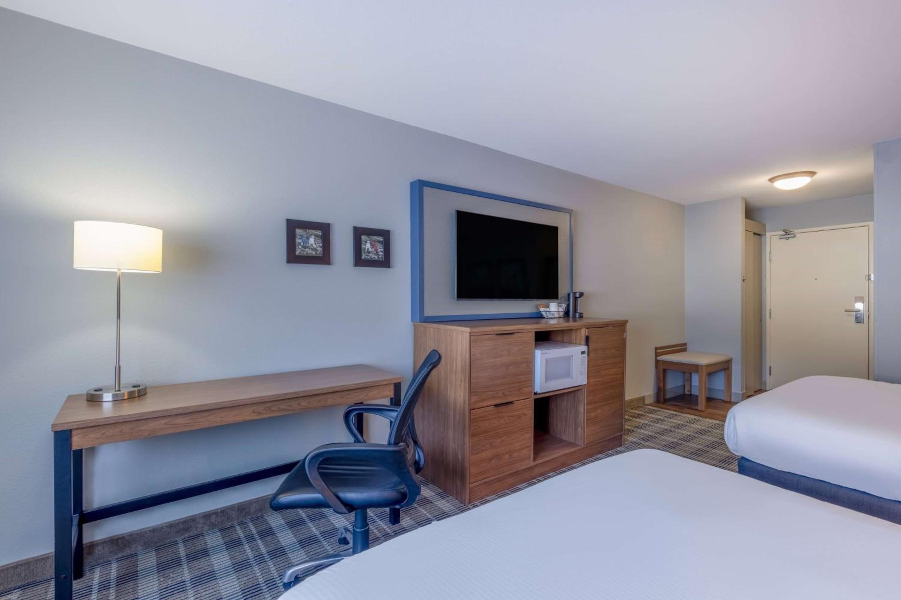Queen Room with Two Queen Beds - Non-Smoking - Photo 12