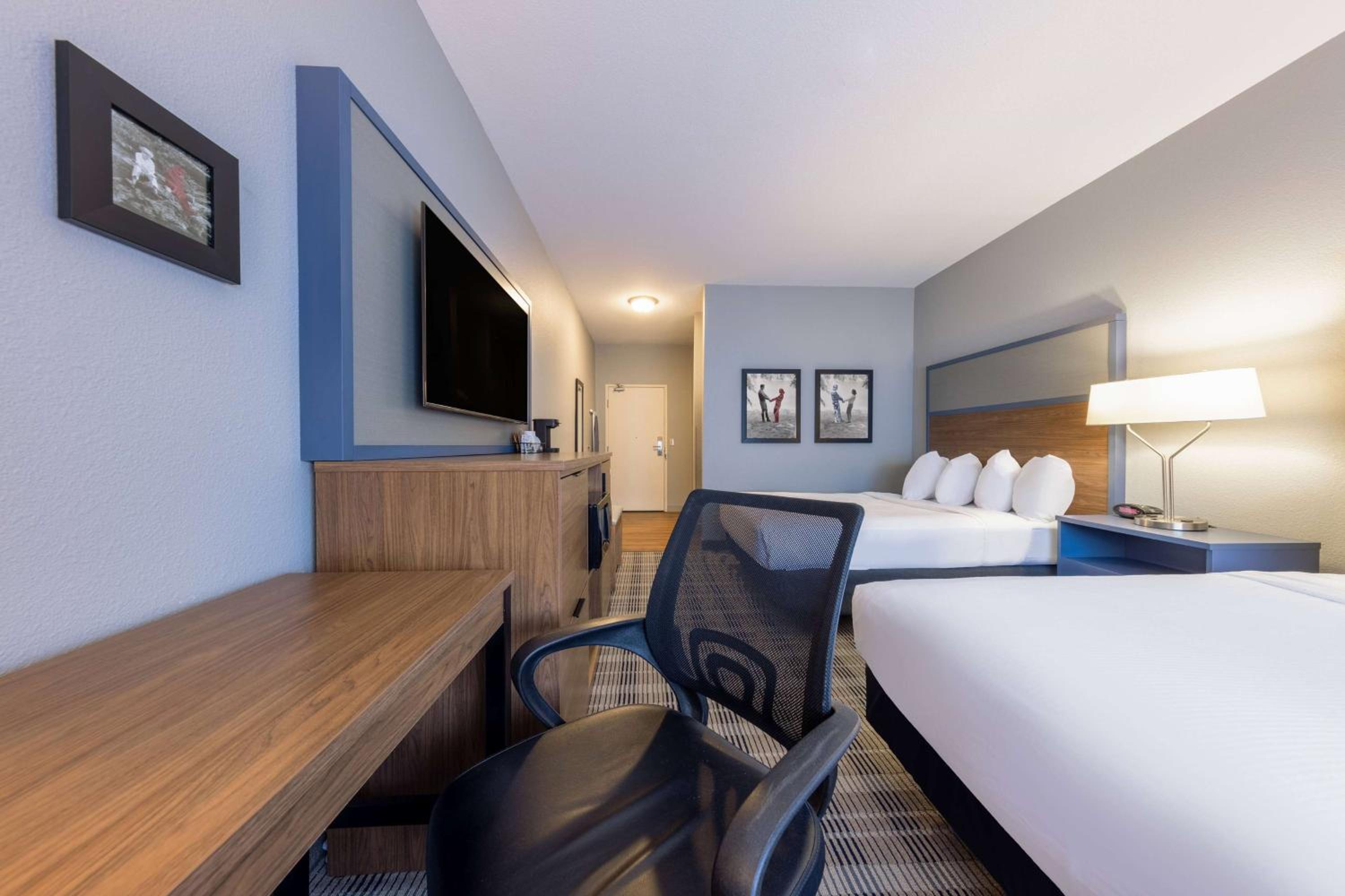 Queen Room with Two Queen Beds - Non-Smoking - Photo 2