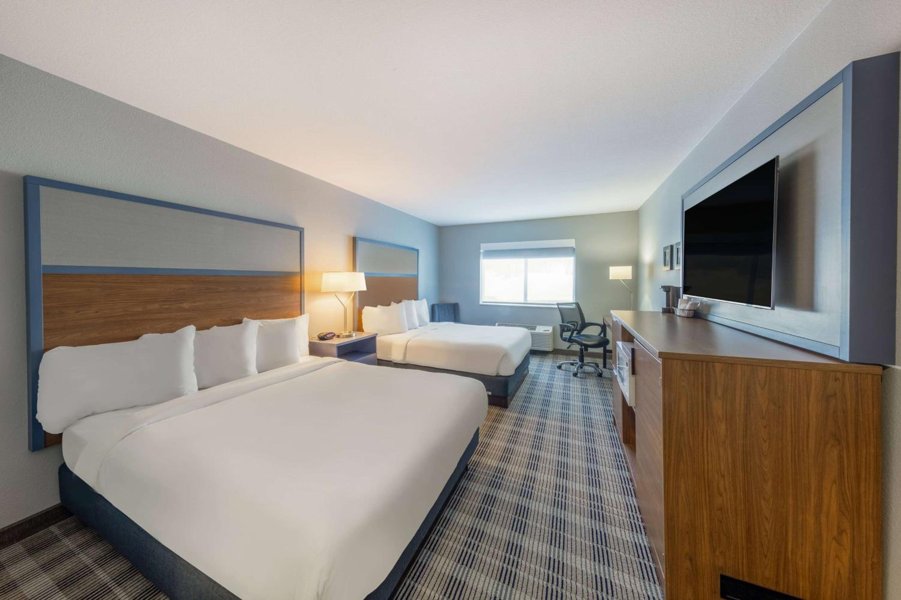 Queen Room with Two Queen Beds - Non-Smoking - Photo 11