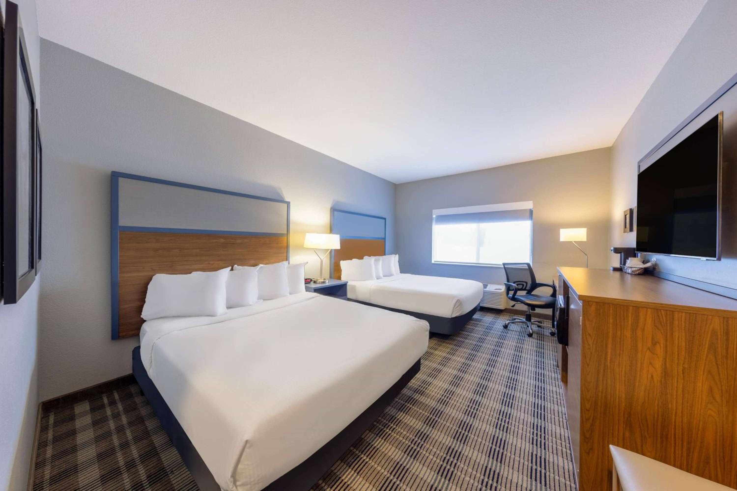 Queen Room with Two Queen Beds - Non-Smoking - Photo 10