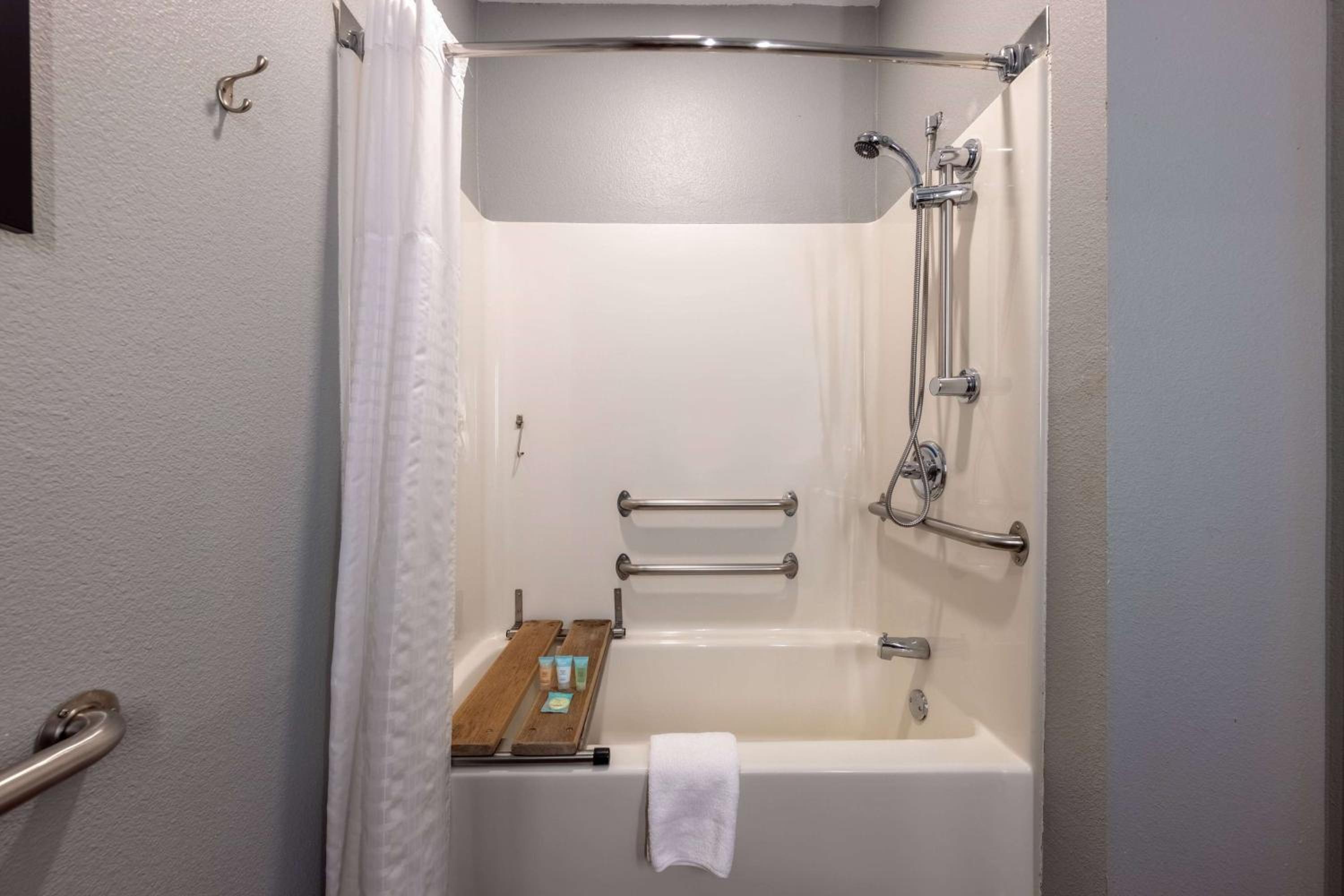Queen Room with Two Queen Beds - Disability Access - Photo 7