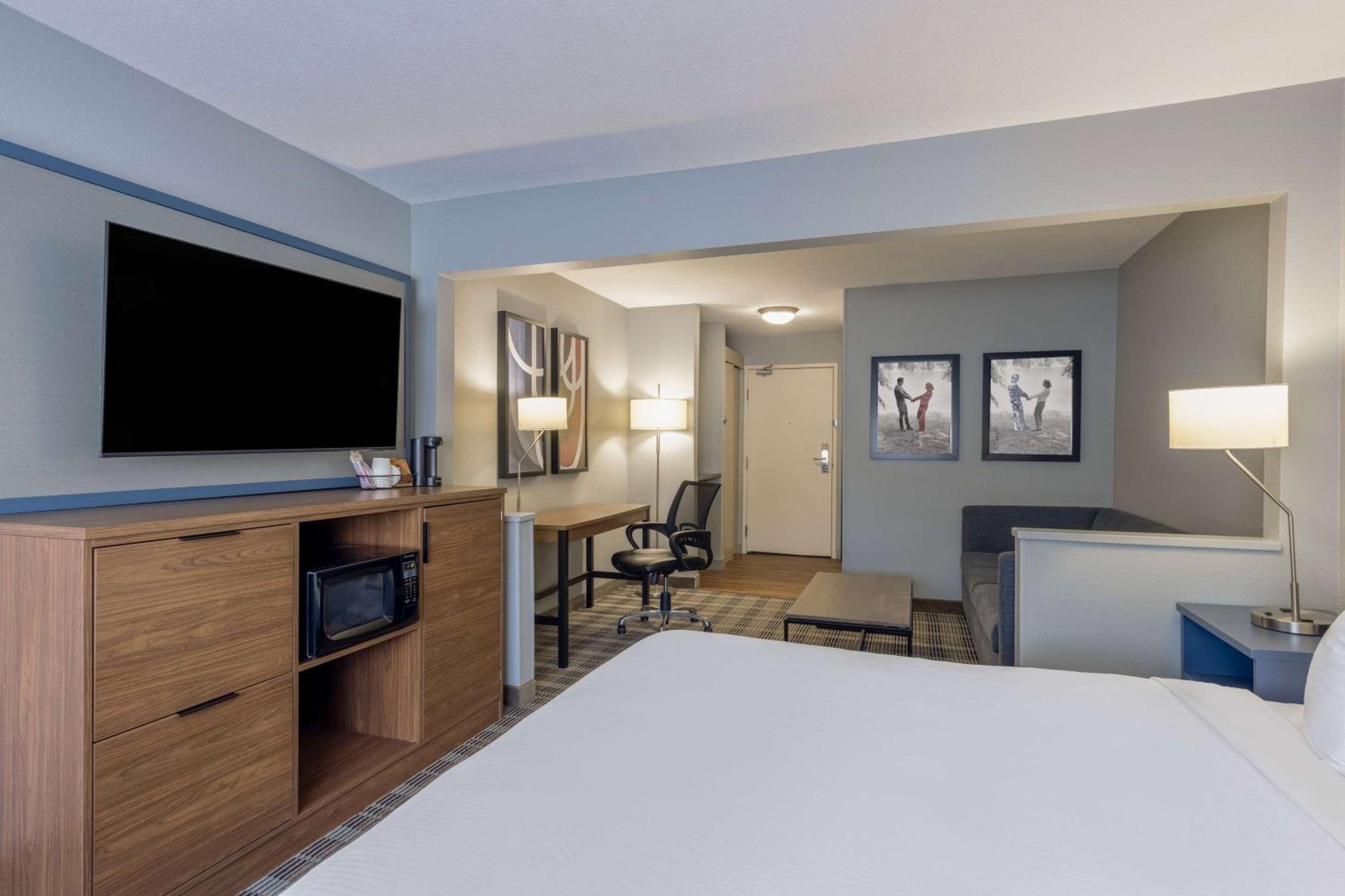 King Suite - Non-Smoking - Photo 3