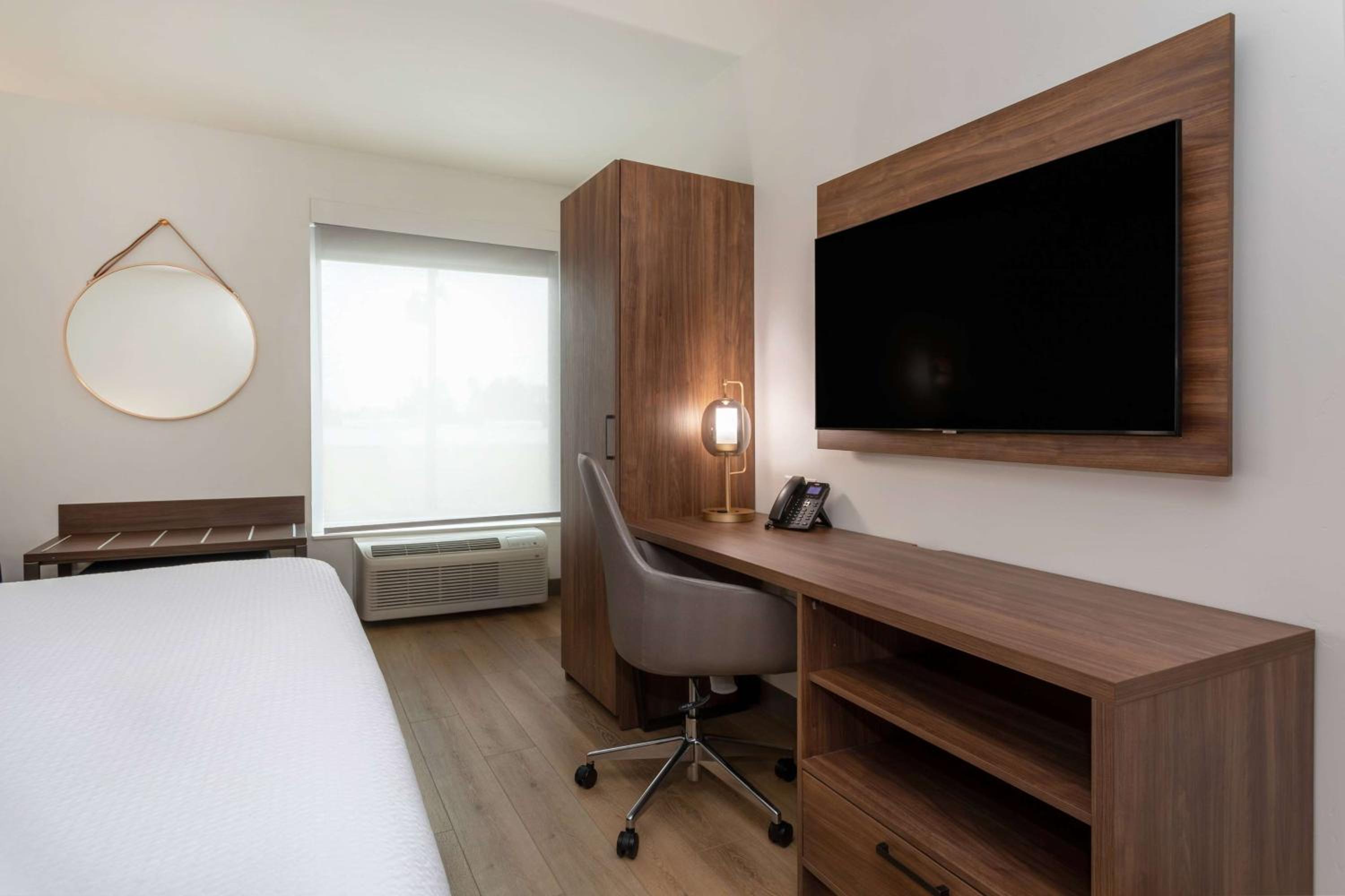 King Room - Non-Smoking - Photo 4
