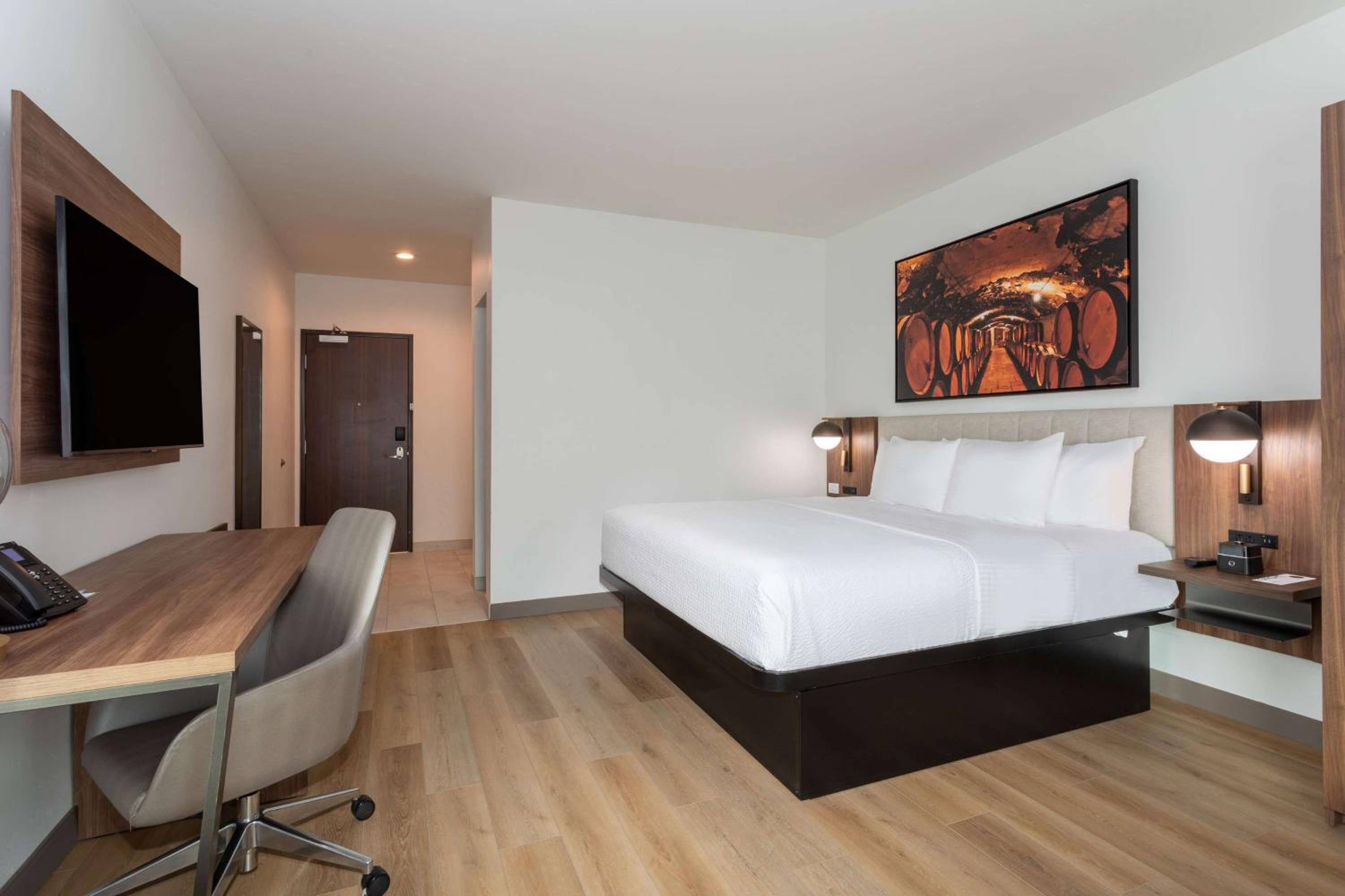 Deluxe King Room - Non-Smoking - Photo 2