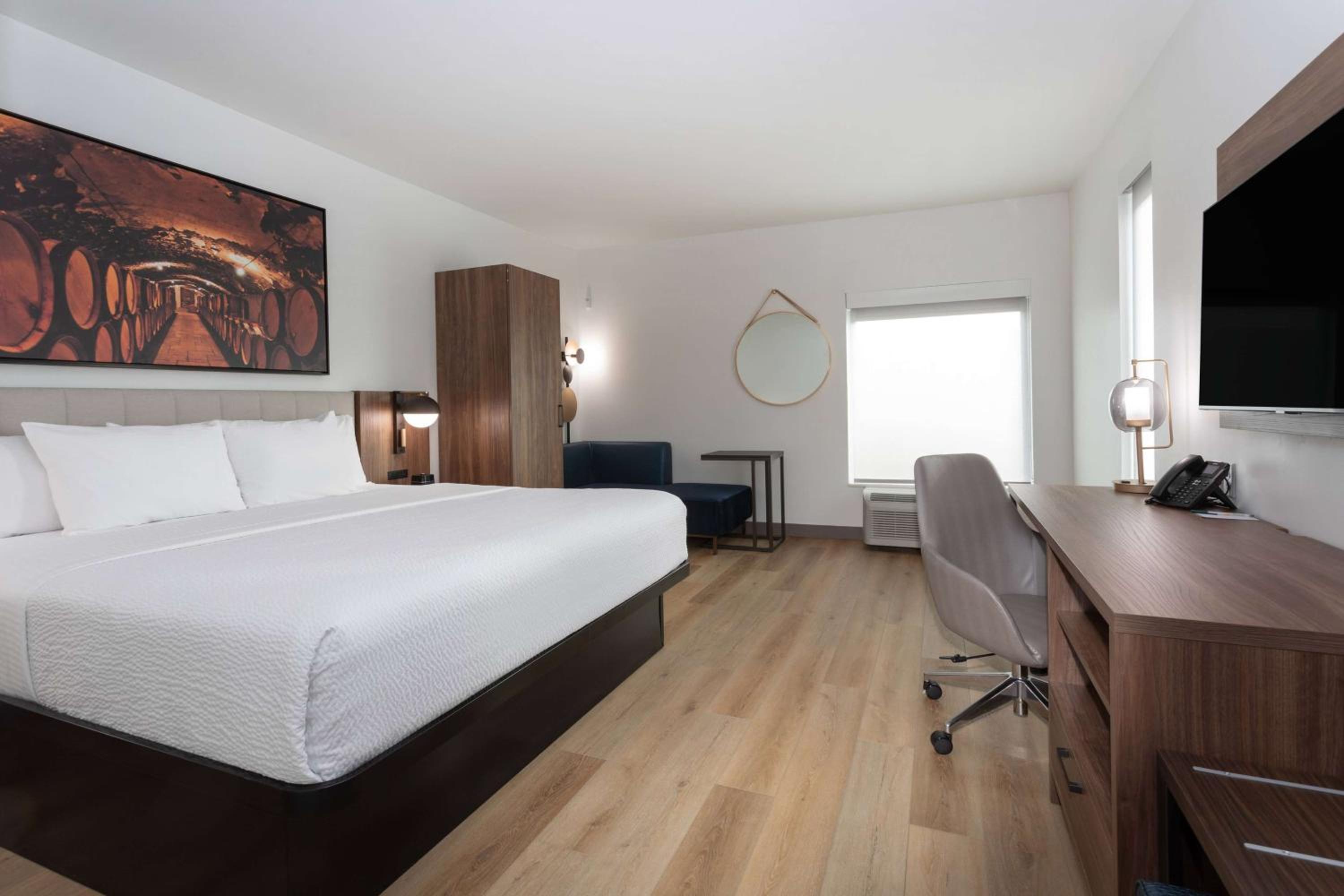 Deluxe King Room - Non-Smoking - Photo 4