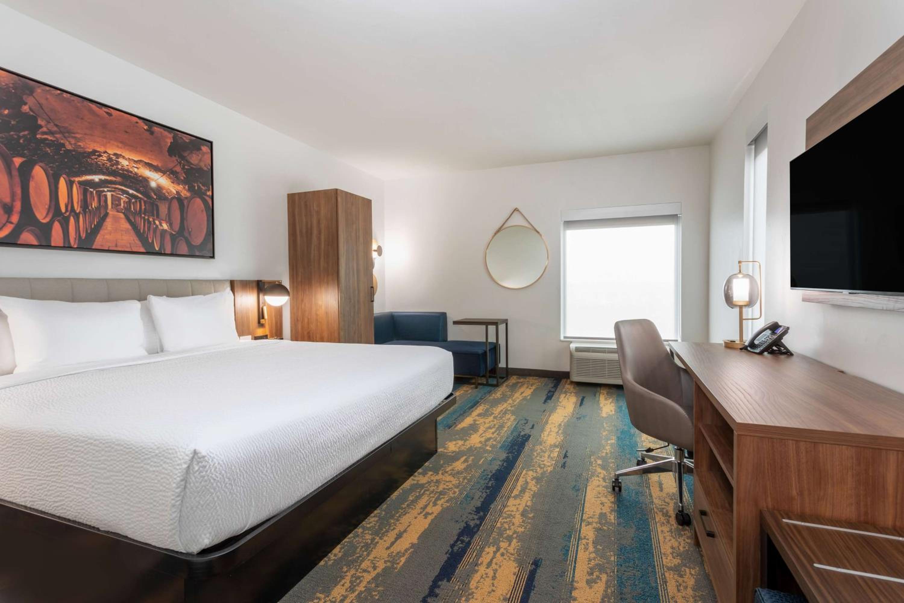 Deluxe King Room - Non-Smoking - Photo 5