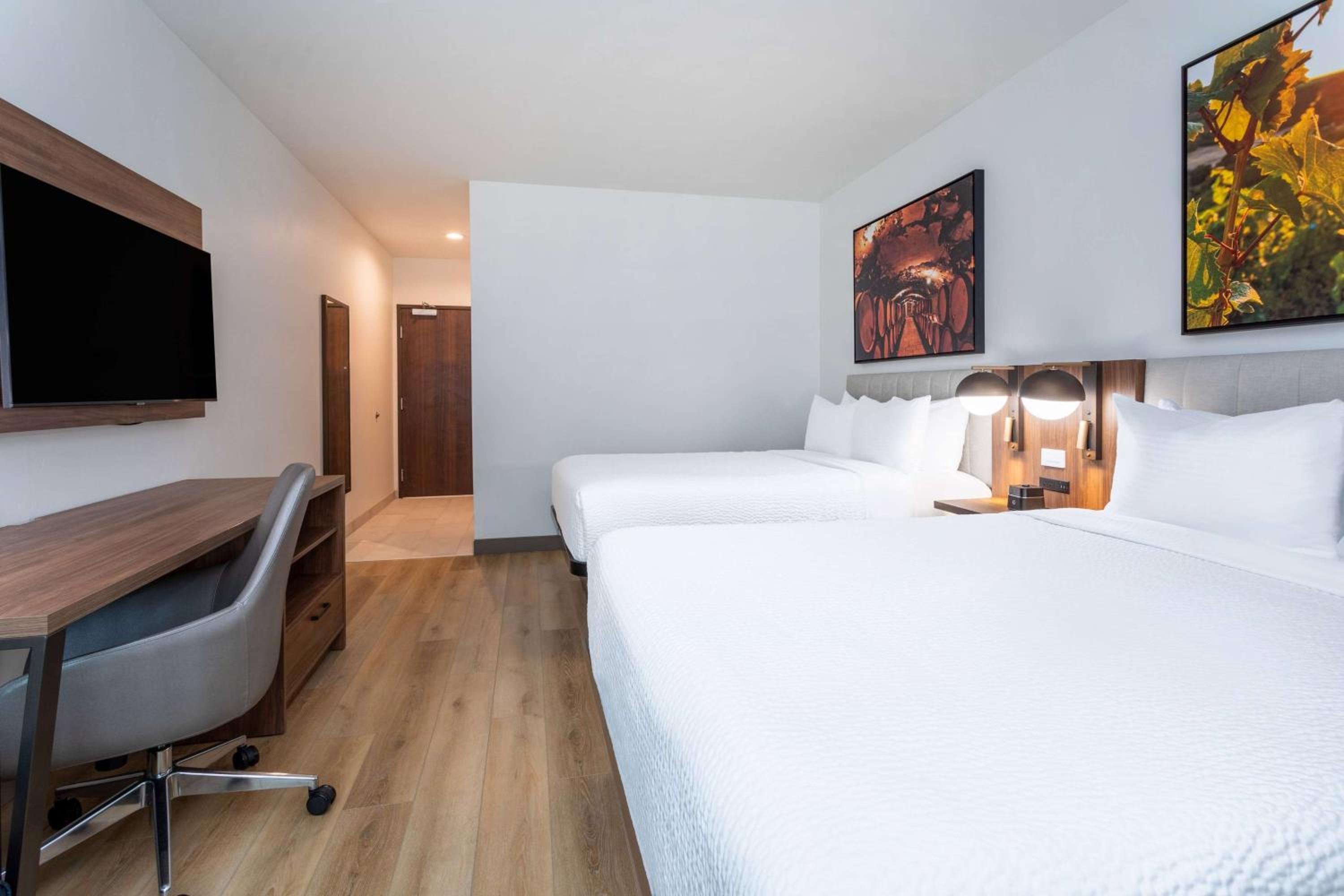 Queen Room with Two Queen Beds - Non-Smoking - Photo 6