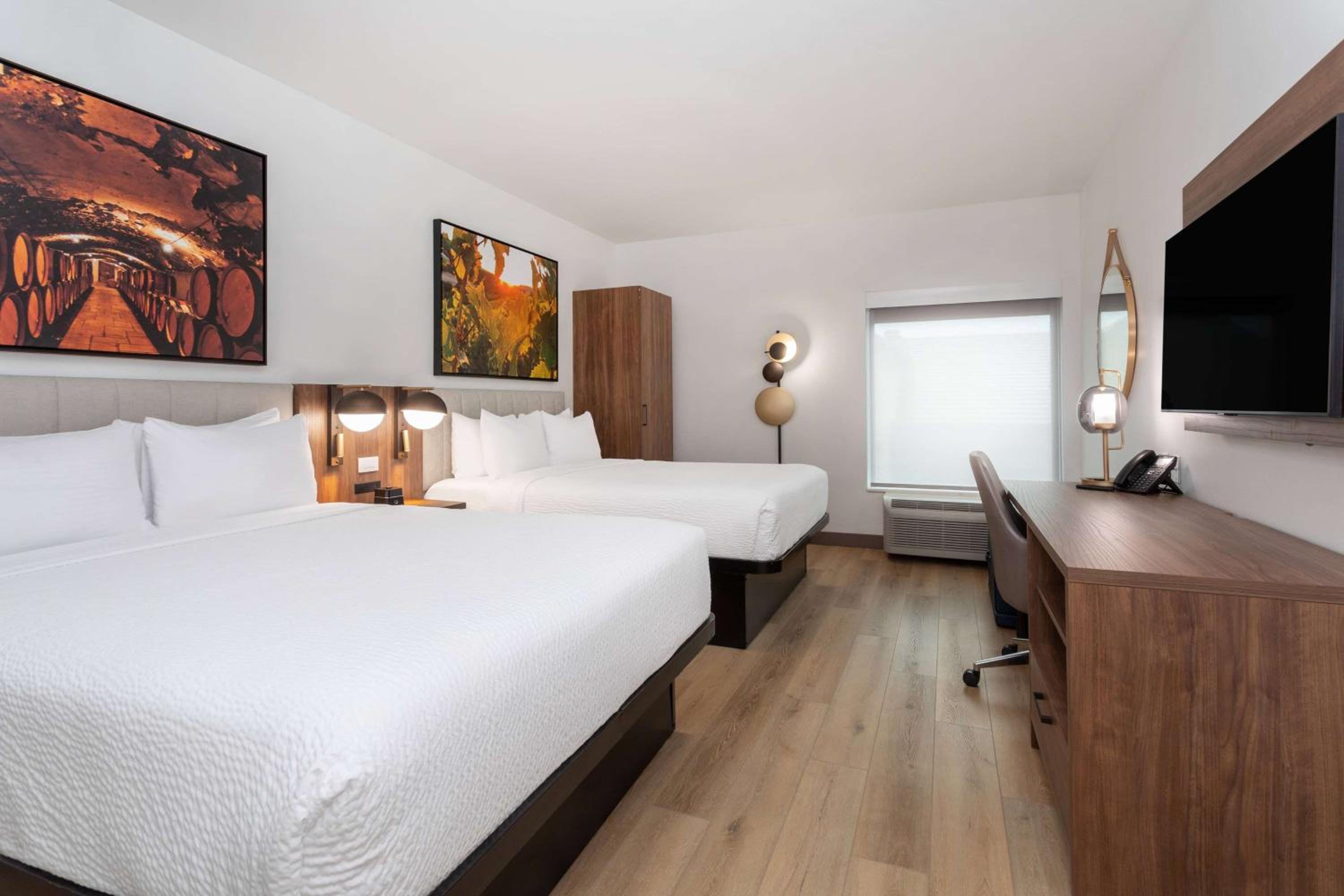Queen Room with Two Queen Beds - Non-Smoking - Photo 7