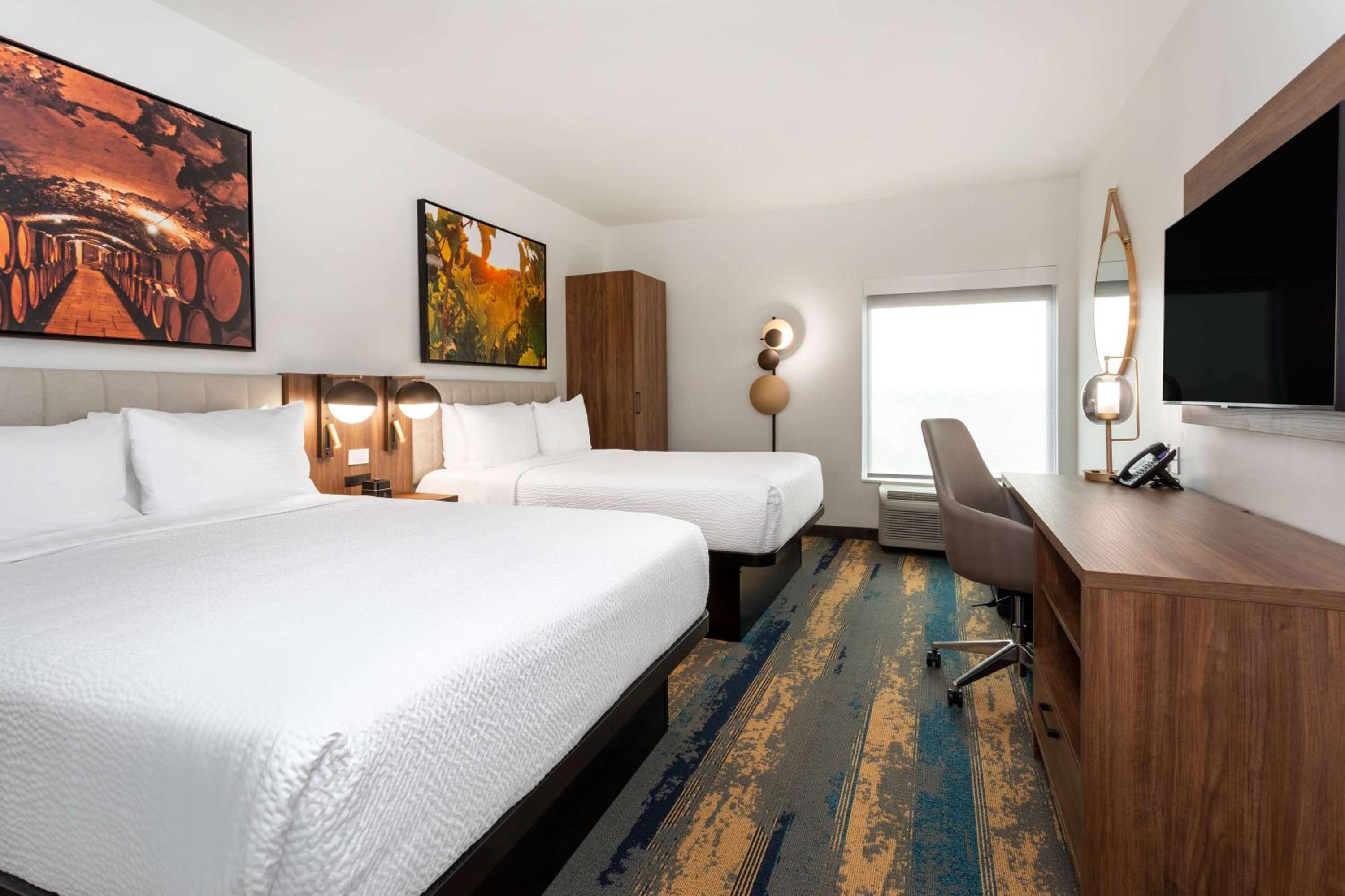 Queen Room with Two Queen Beds - Non-Smoking - Photo 4