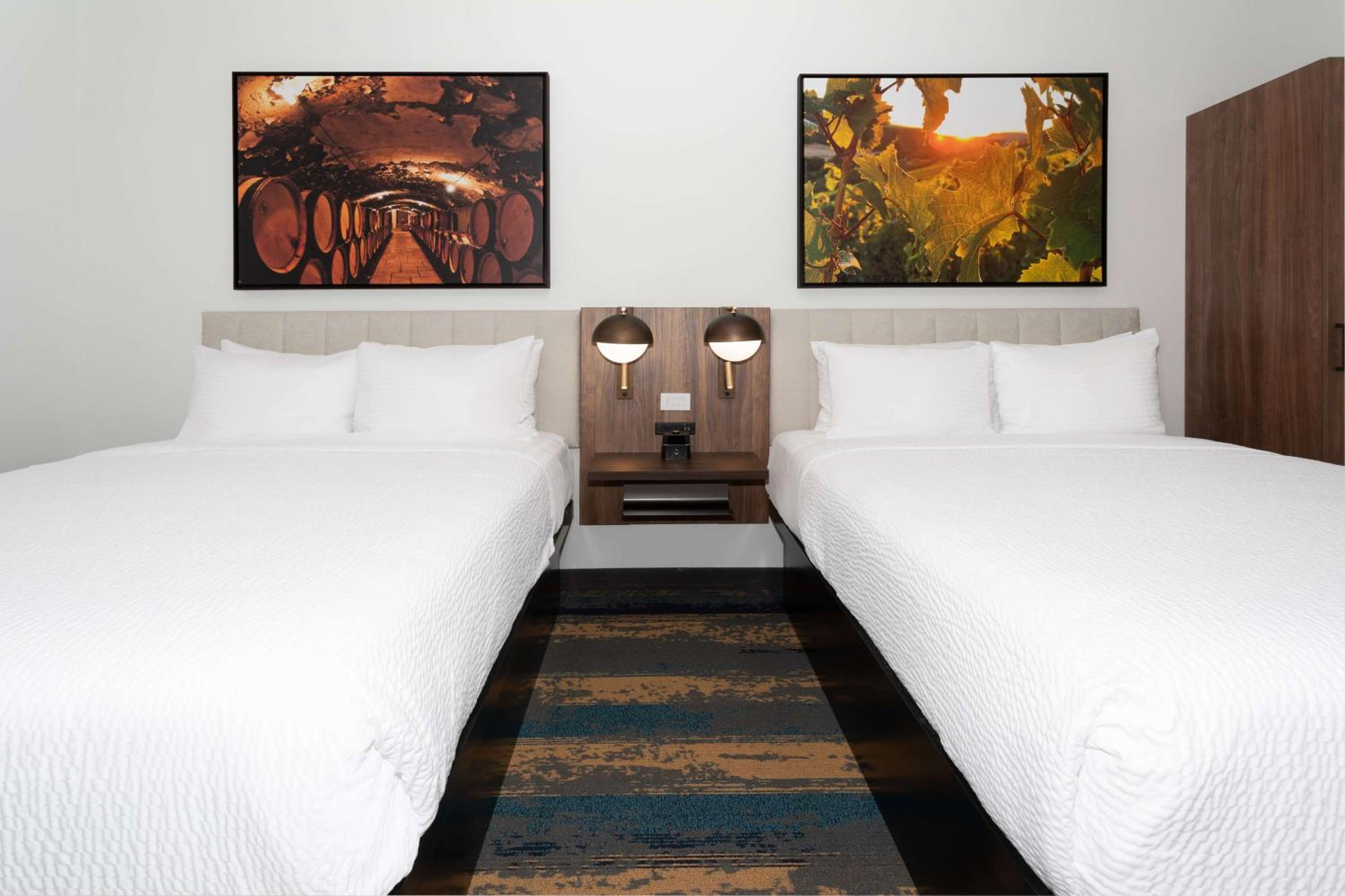 Queen Room with Two Queen Beds - Non-Smoking - Photo 8