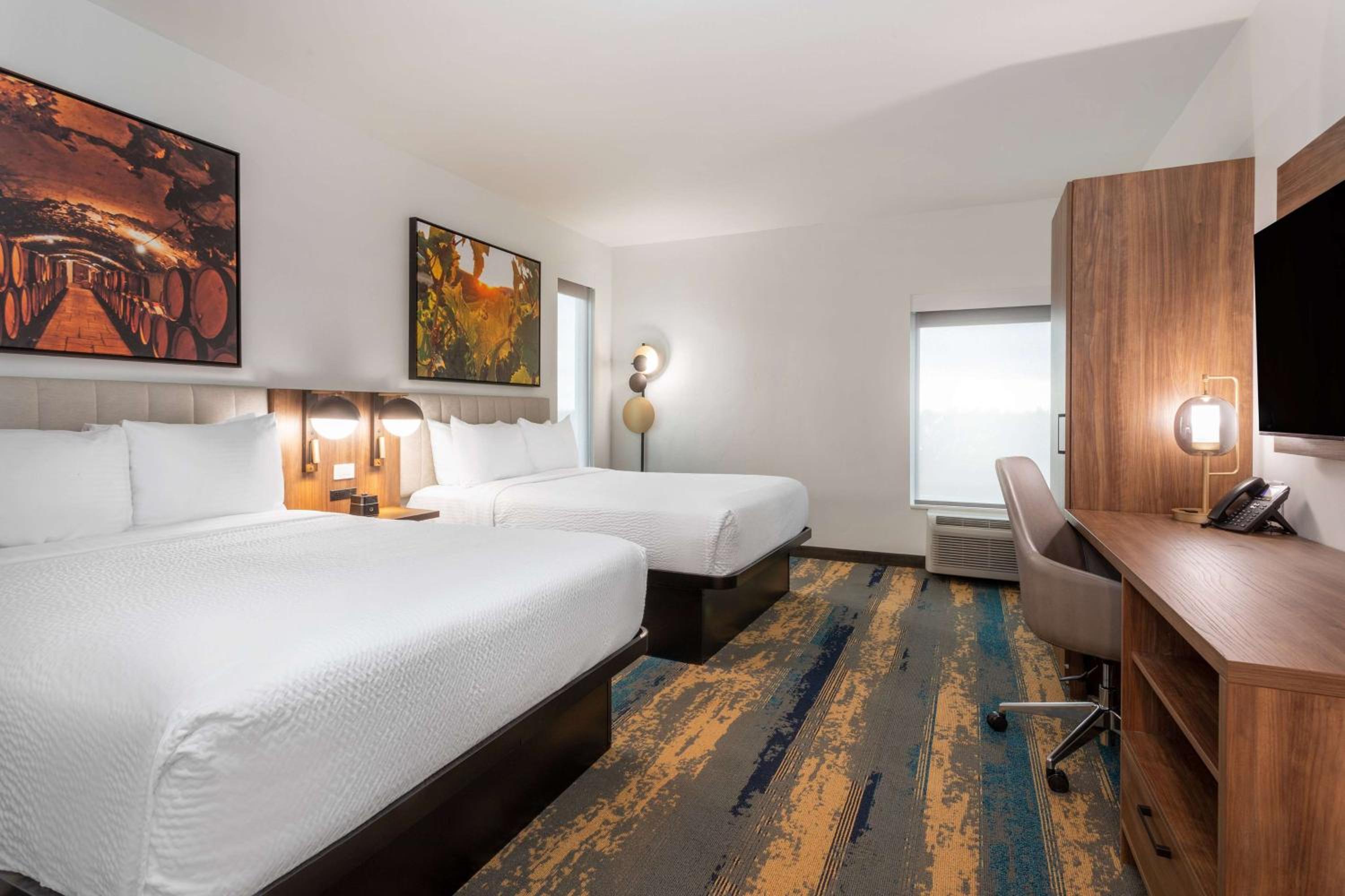 Deluxe Queen Room with Two Queen Beds - Non-Smoking - Photo 2
