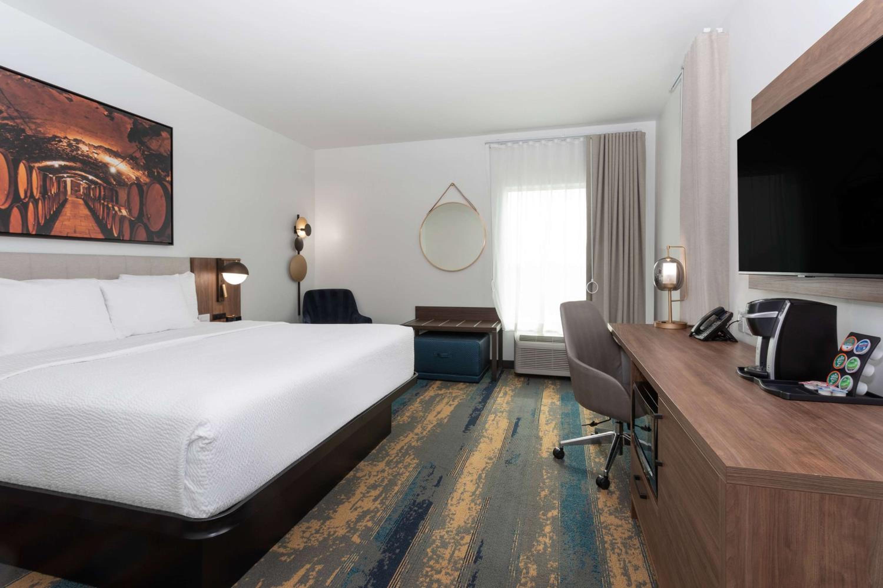 1 King Bed, Mobility/Hearing Accessible Room, Bathtub w/ Grab Bars, Non-Smoking - Photo 3