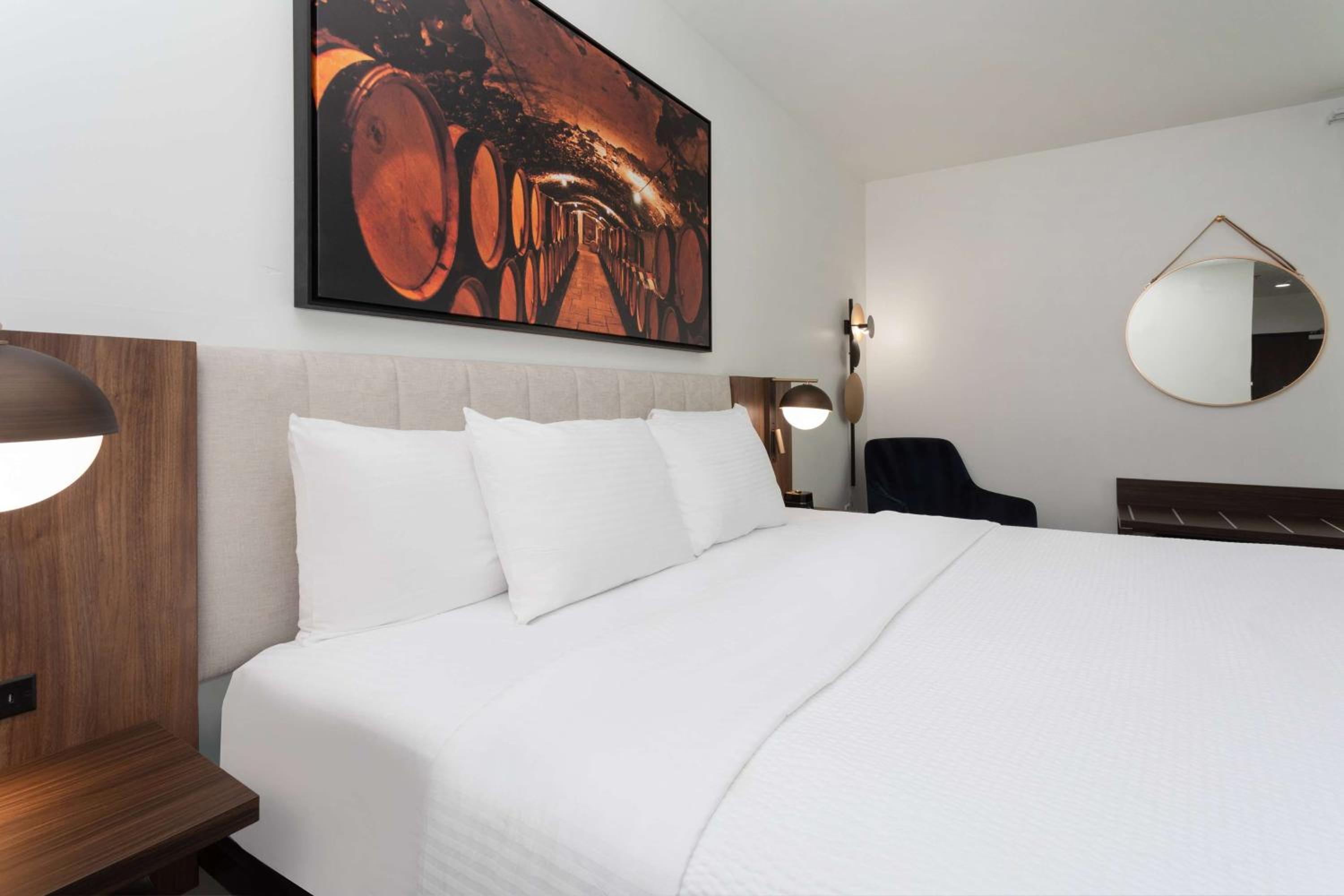 1 King Bed, Mobility/Hearing Accessible Room, Bathtub w/ Grab Bars, Non-Smoking - Photo 2