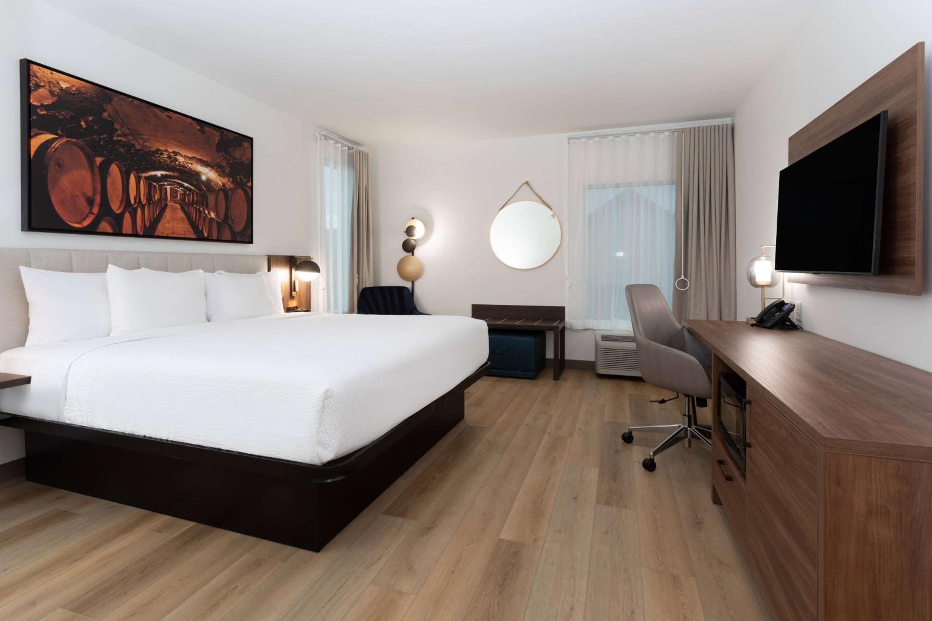 1 King Bed, Deluxe Hearing Accessible Room, Non-Smoking - Photo 2