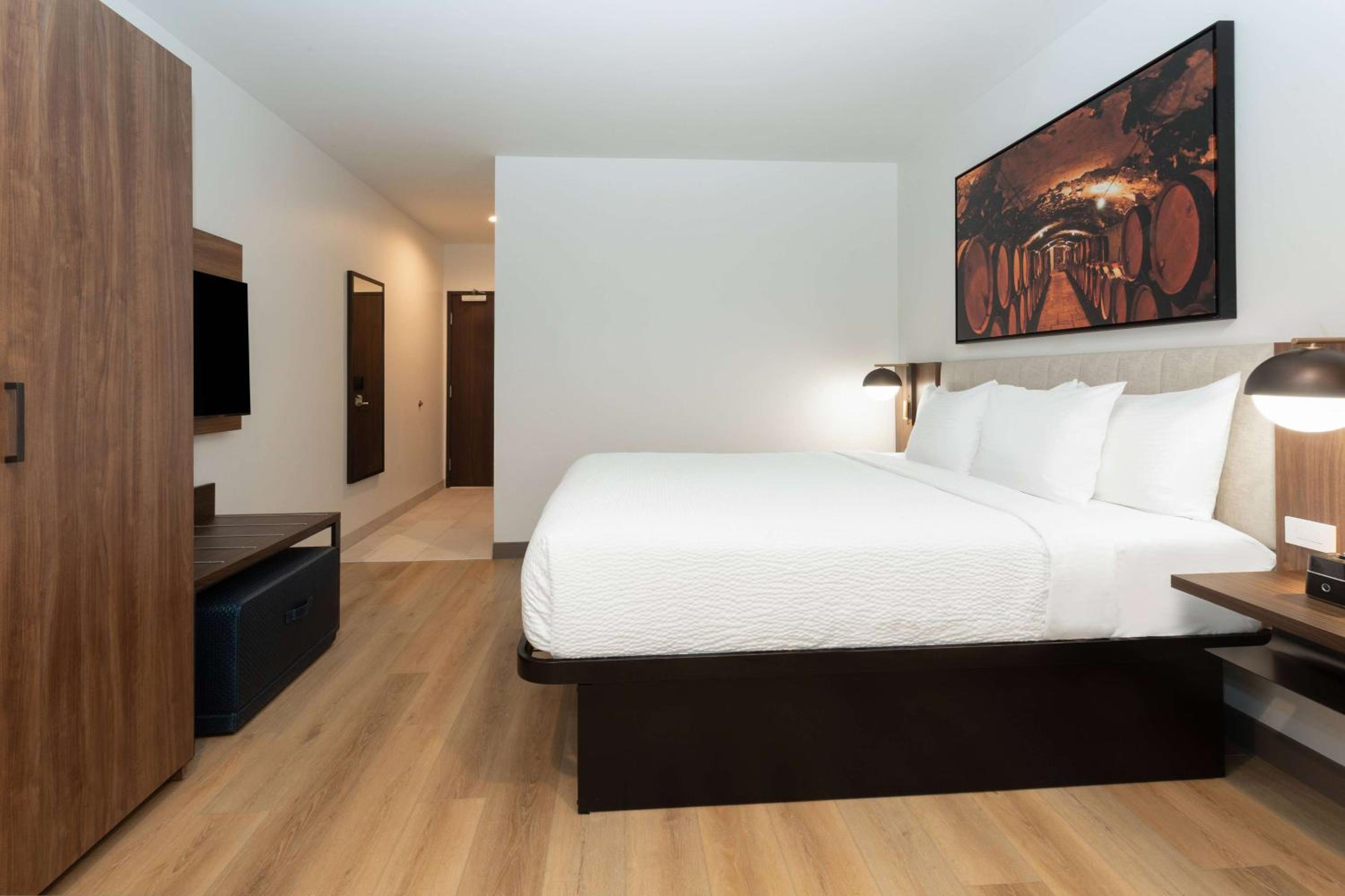 King Suite - Non-Smoking - Photo 3