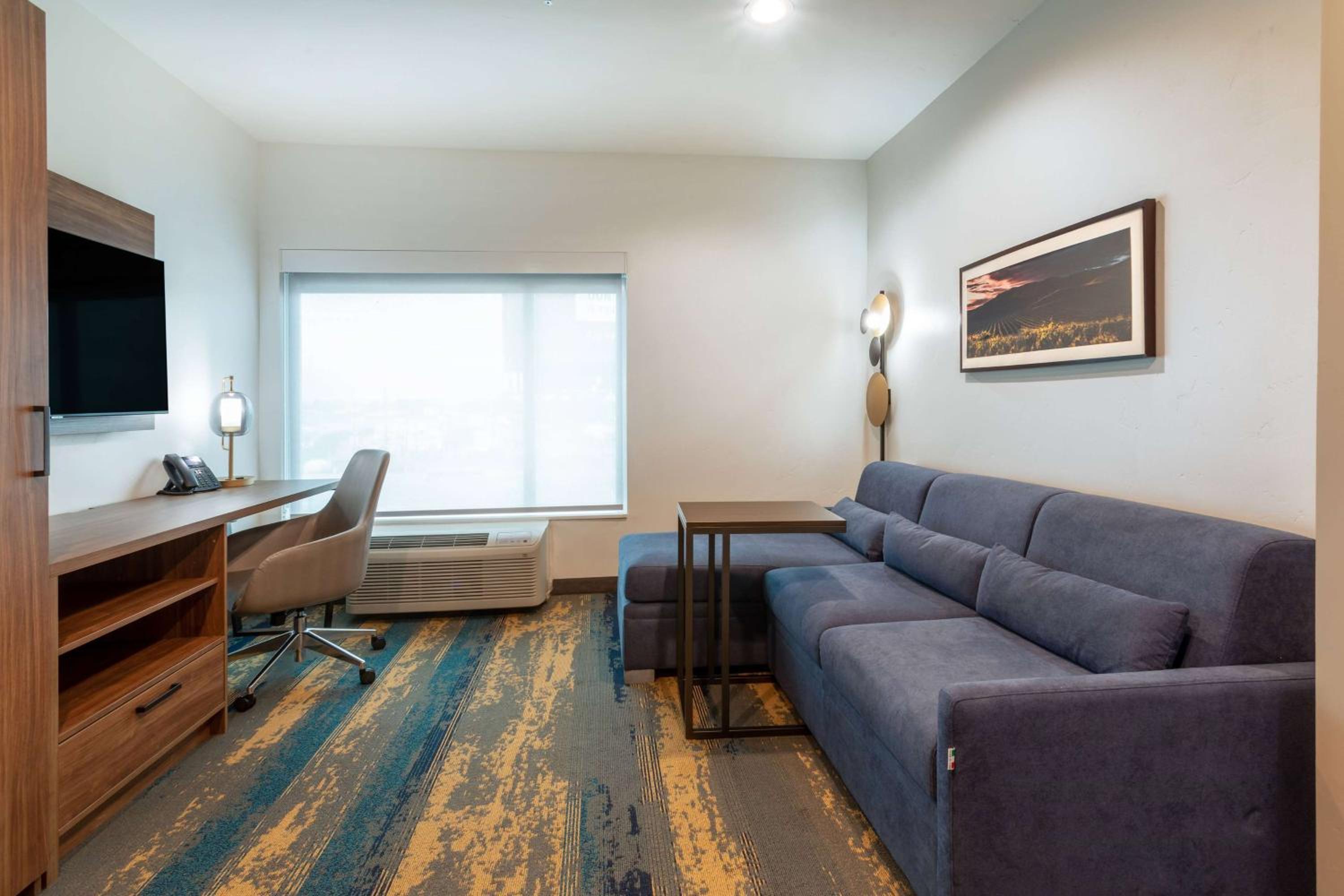 King Suite - Non-Smoking - Photo 6