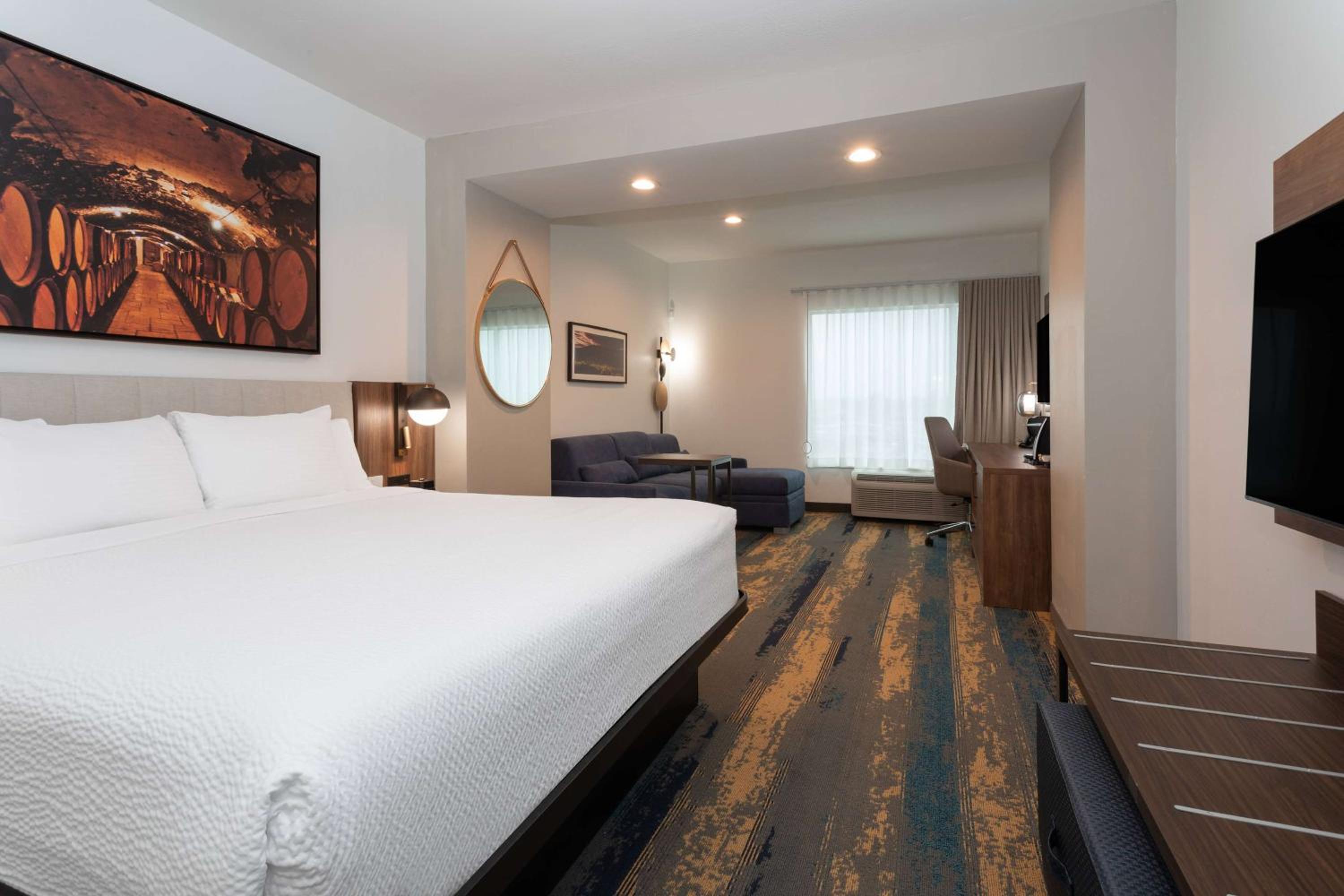 1 King Bed, Hearing Accessible Suite, Non-Smoking - Photo 5