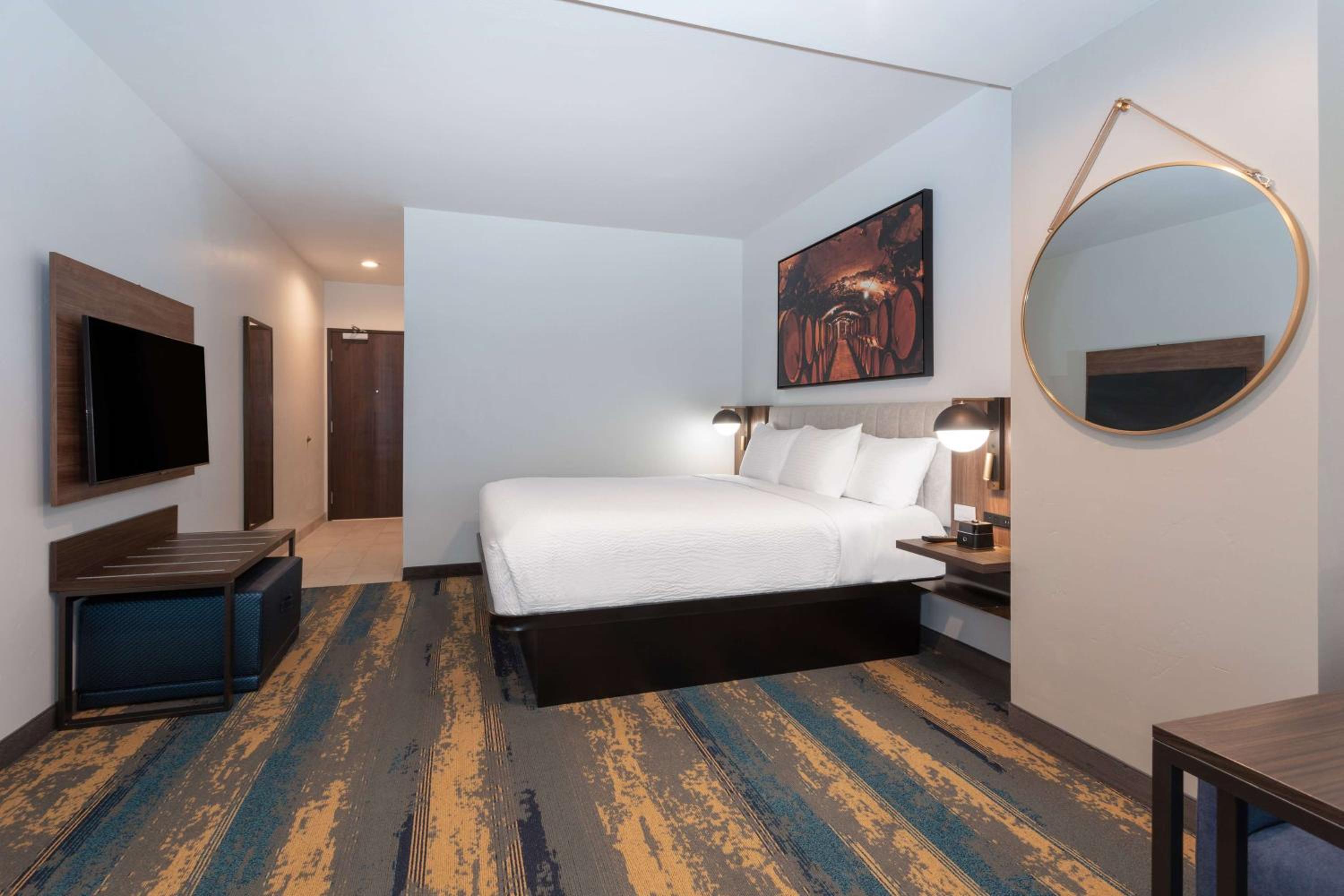 1 King Bed, Hearing Accessible Suite, Non-Smoking - Photo 3