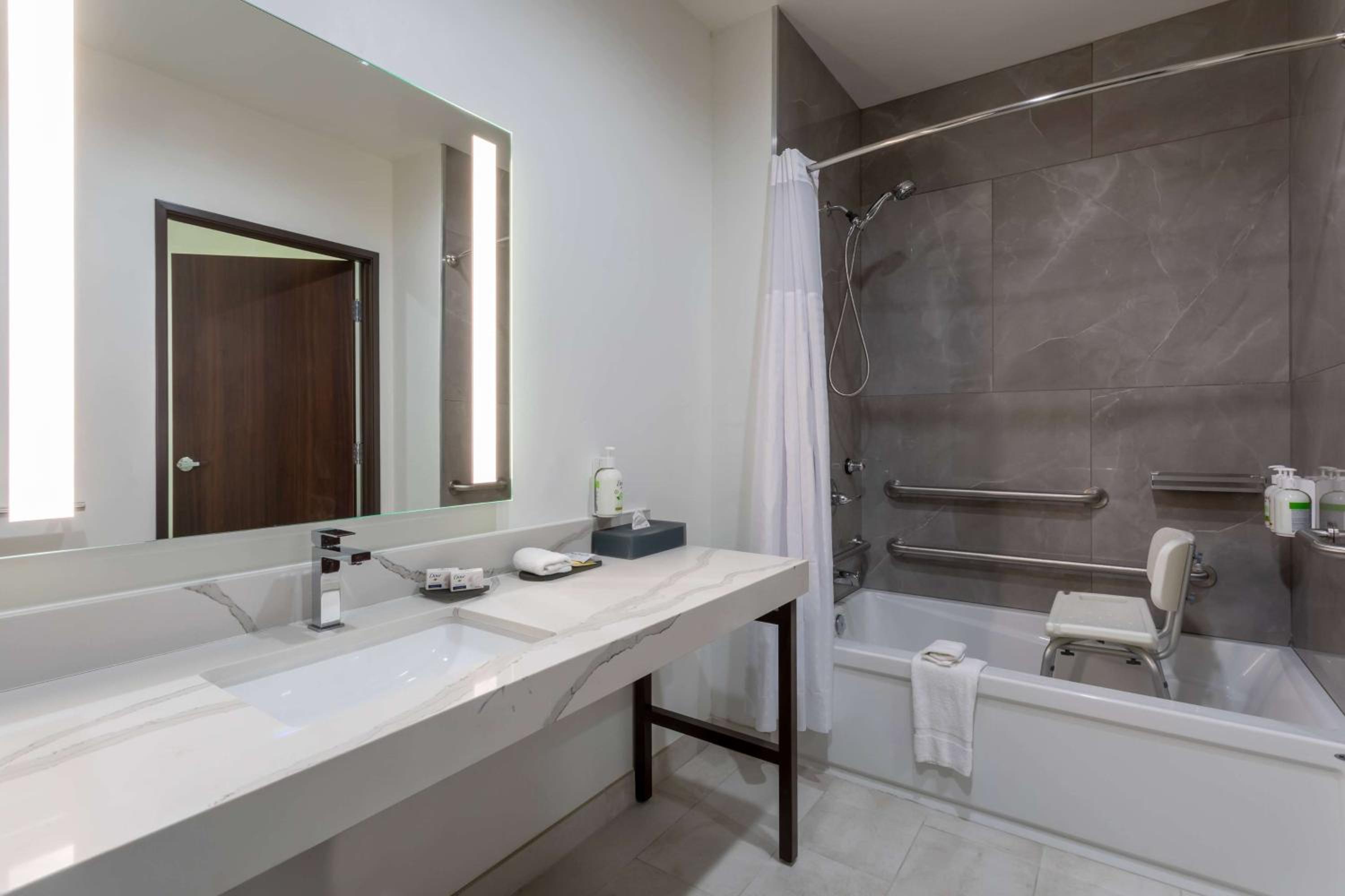 1 King Bed, Deluxe Hearing Accessible Room, Non-Smoking - Photo 5