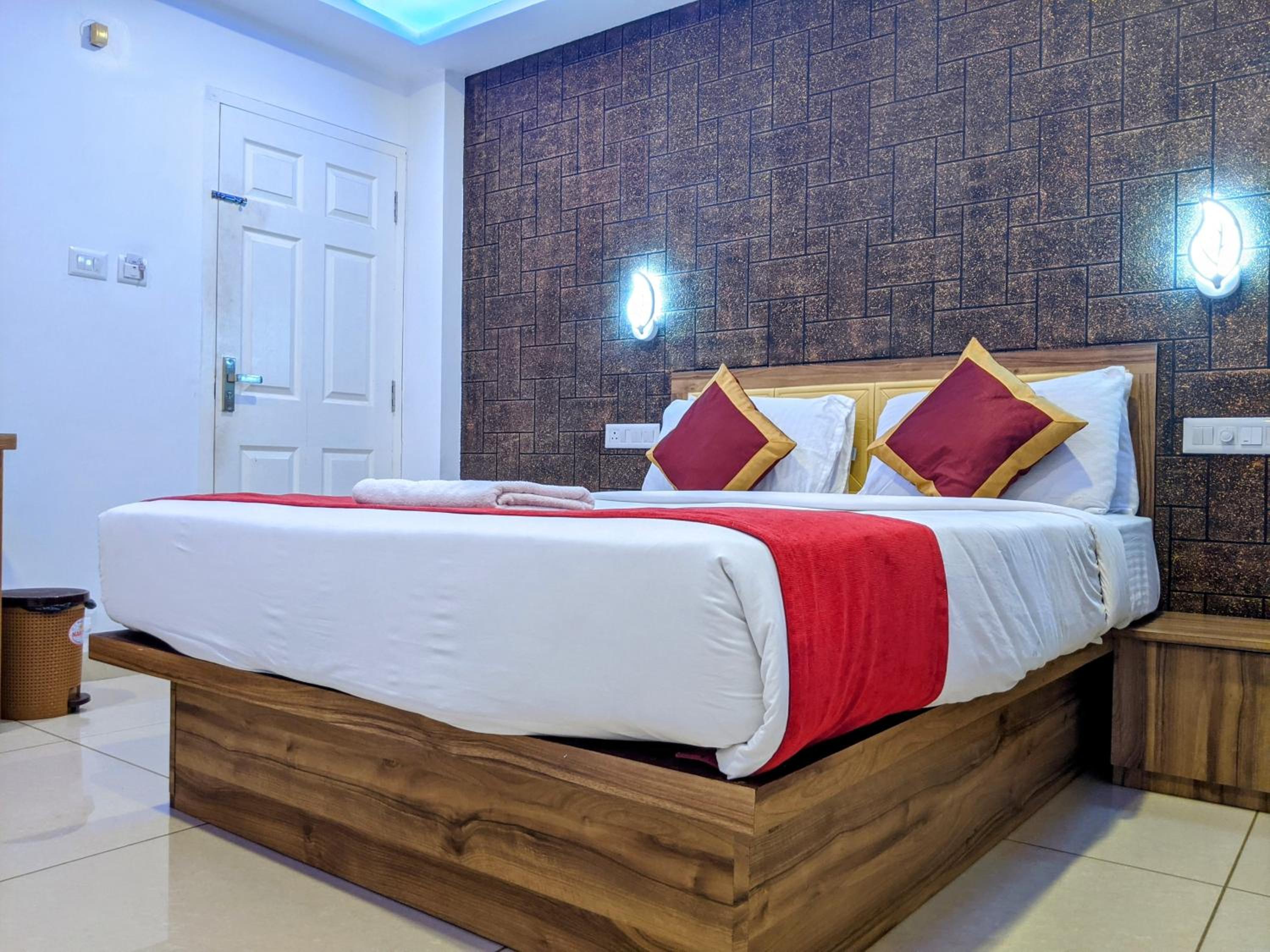 Deluxe Double Room - Photo 8