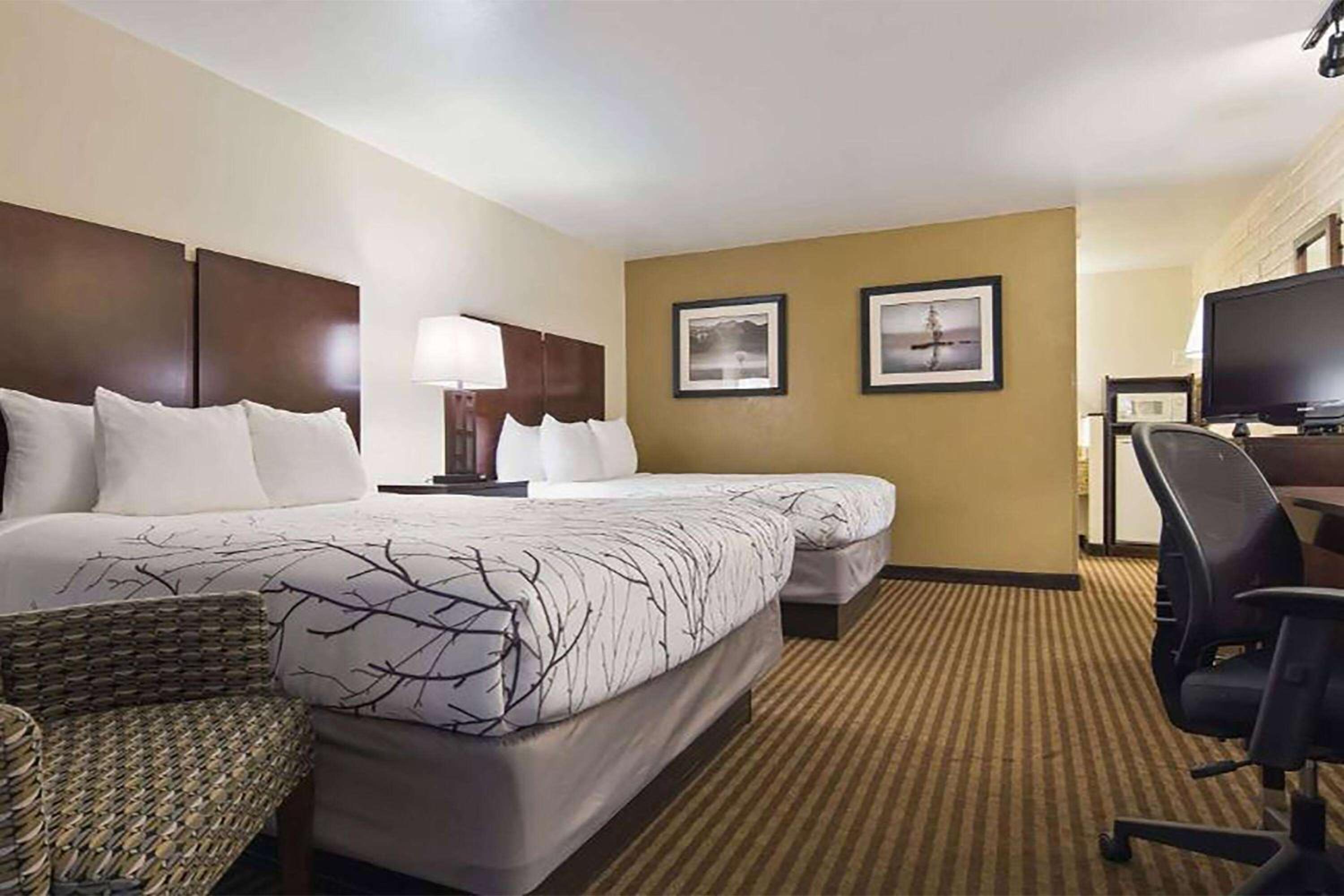 Queen Room with Two Queen Beds - Non-Smoking - Photo 2