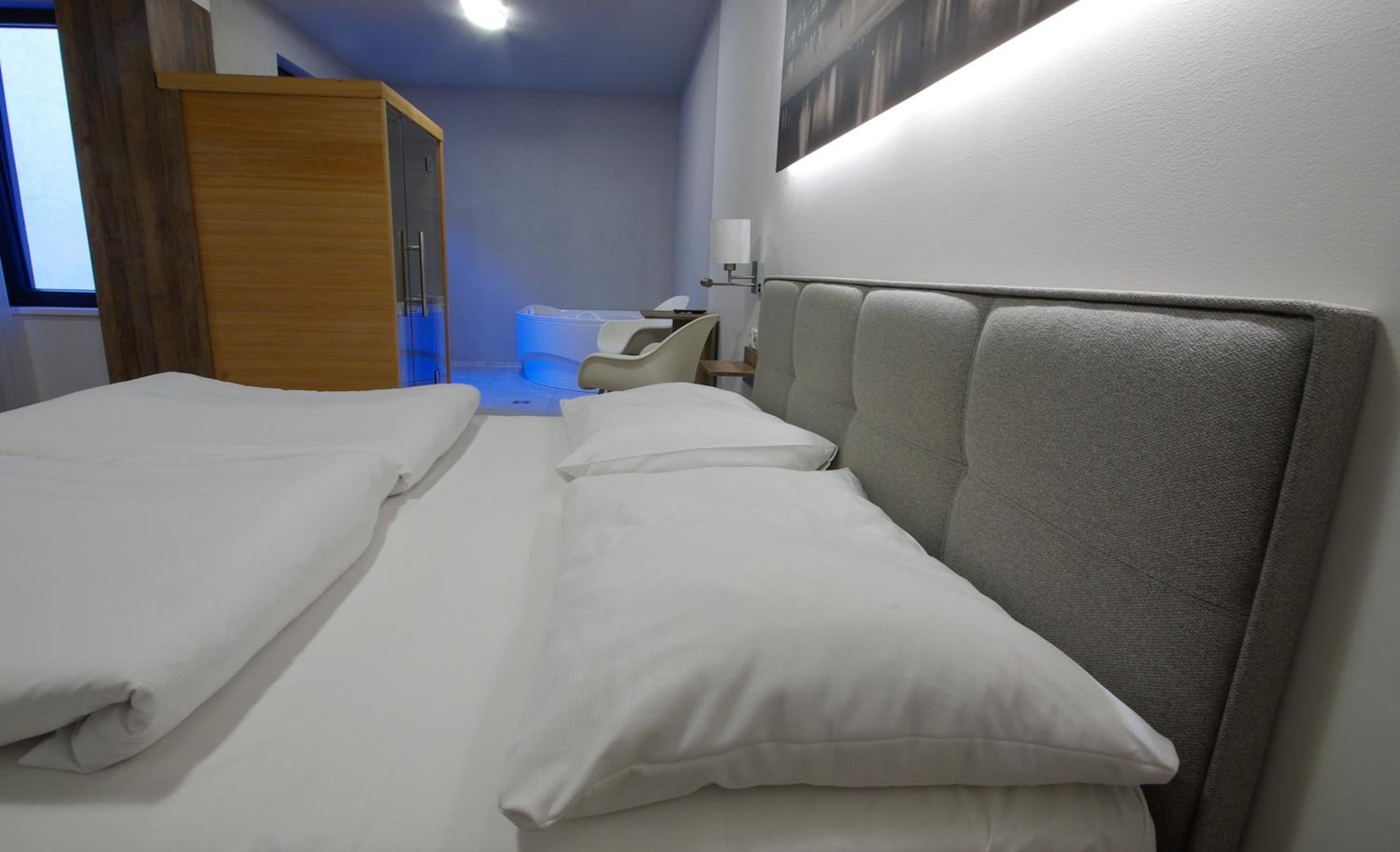 Double Room with Spa Bath photo 3