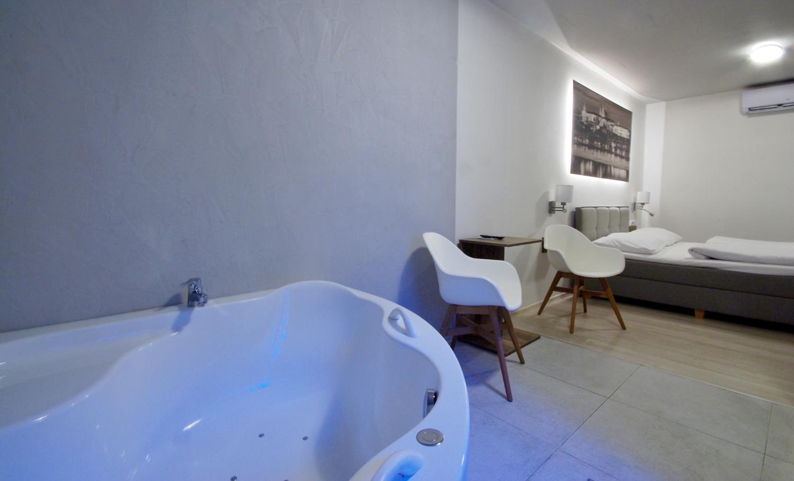 Double Room with Spa Bath photo 1