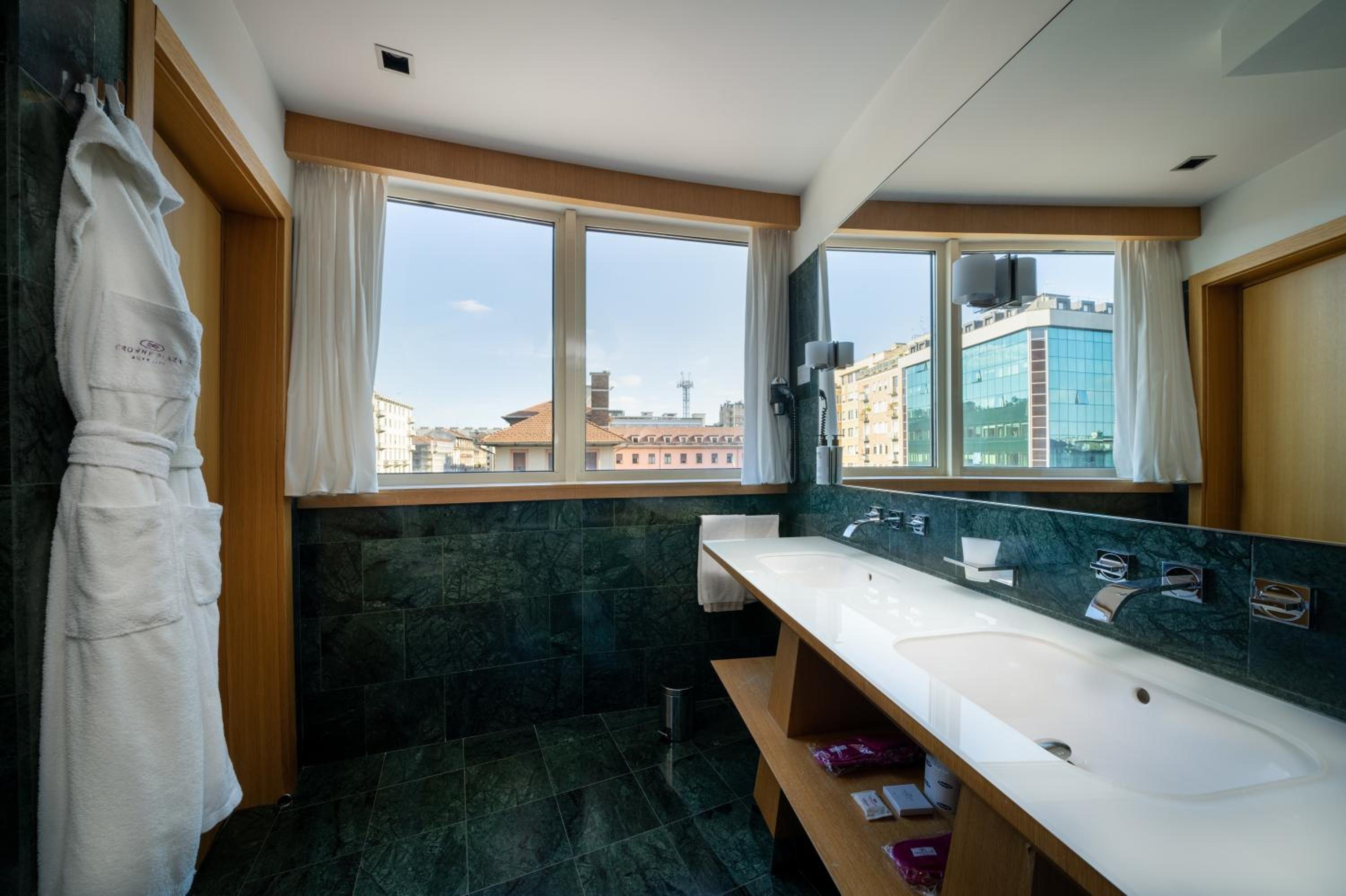Premium Corner King Room