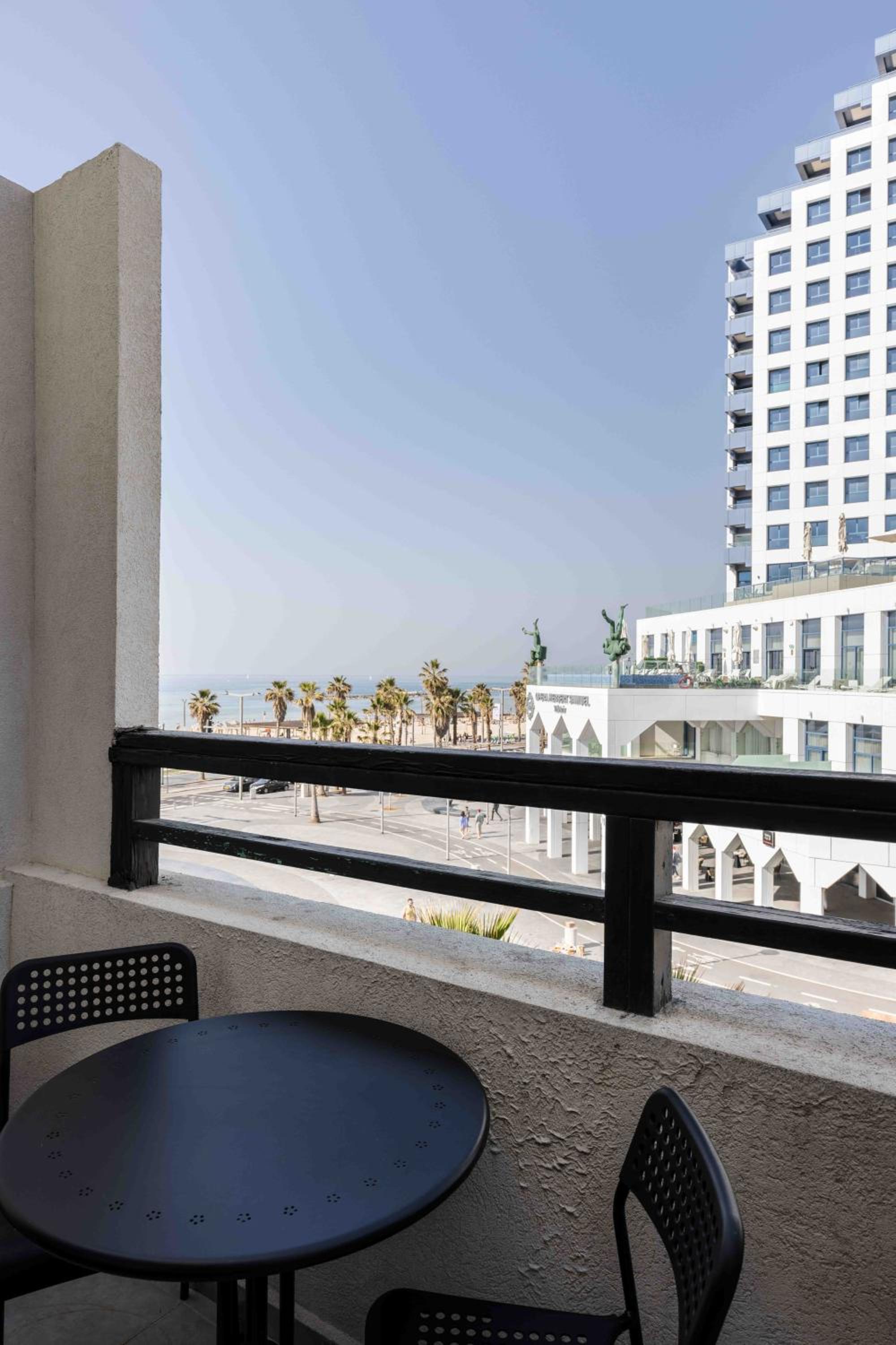 Double Room with Balcony - Photo 15