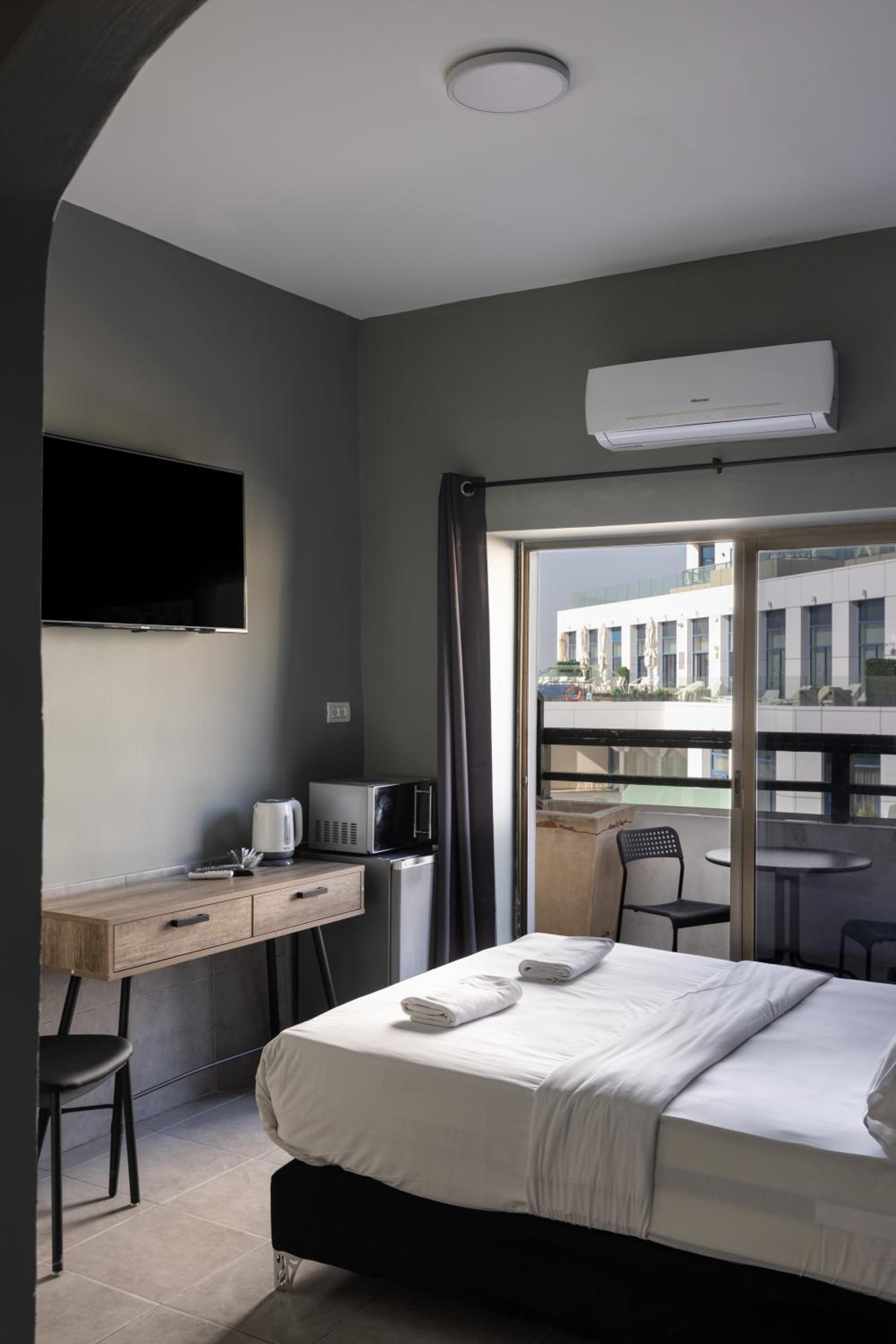 Double Room with Balcony - Photo 10