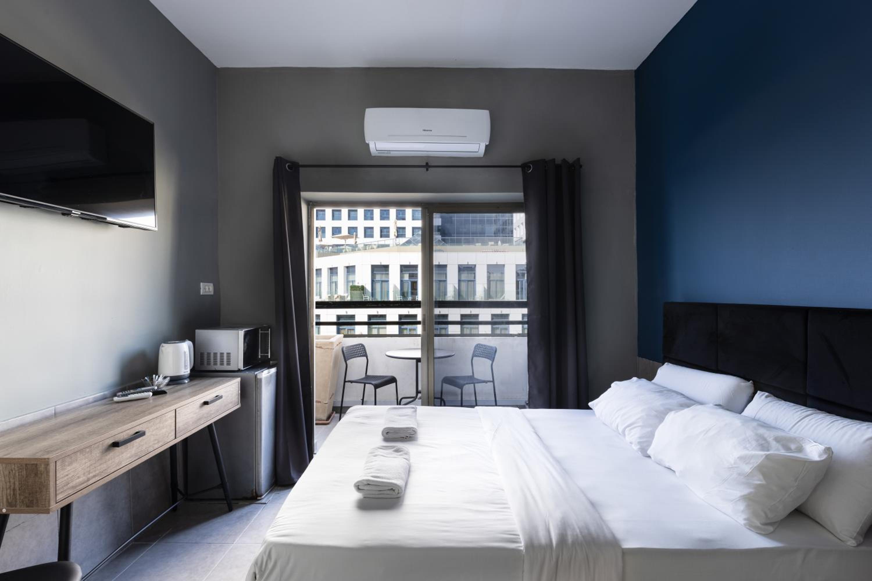 Double Room with Balcony - Photo 11