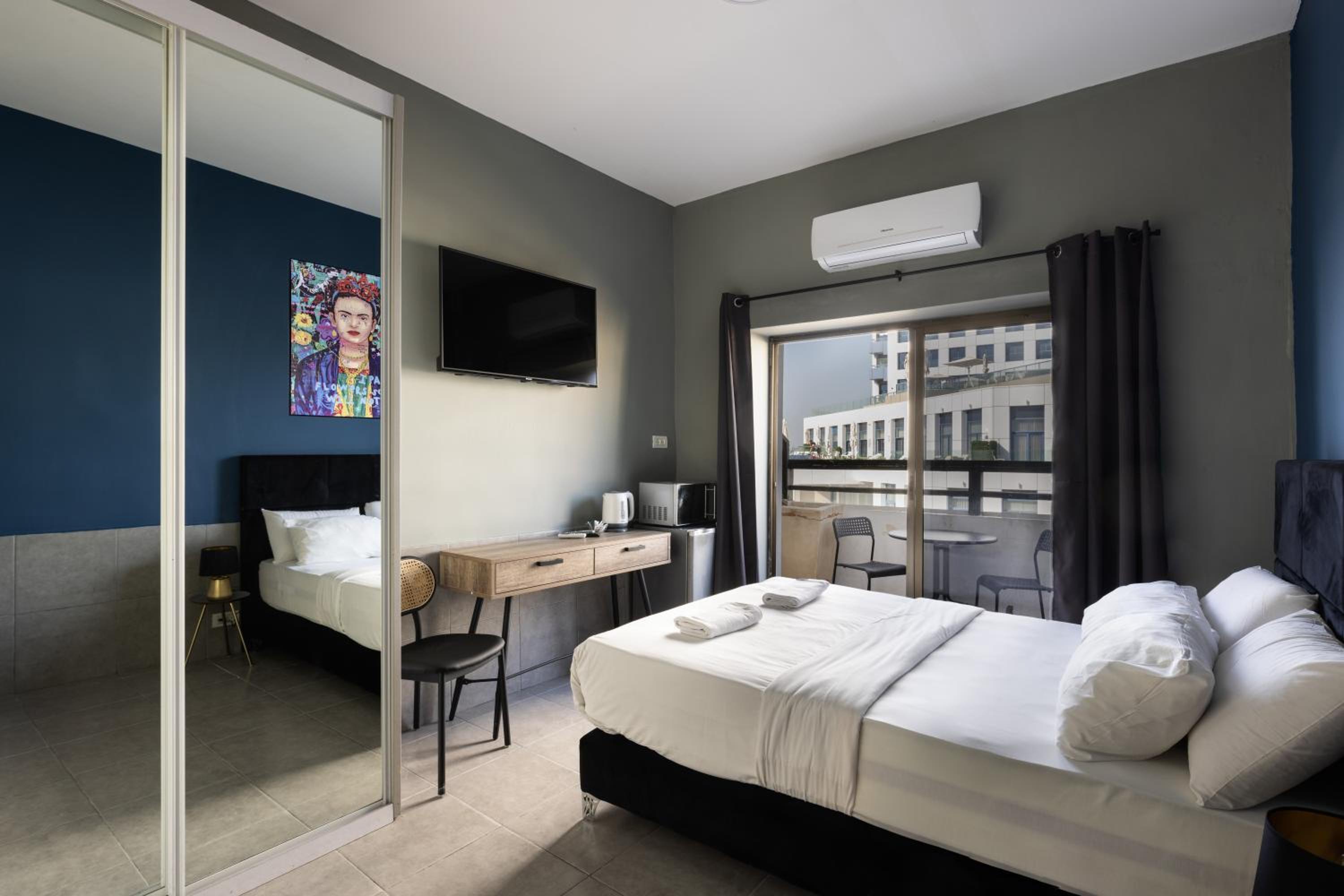 Double Room with Balcony - Photo 1