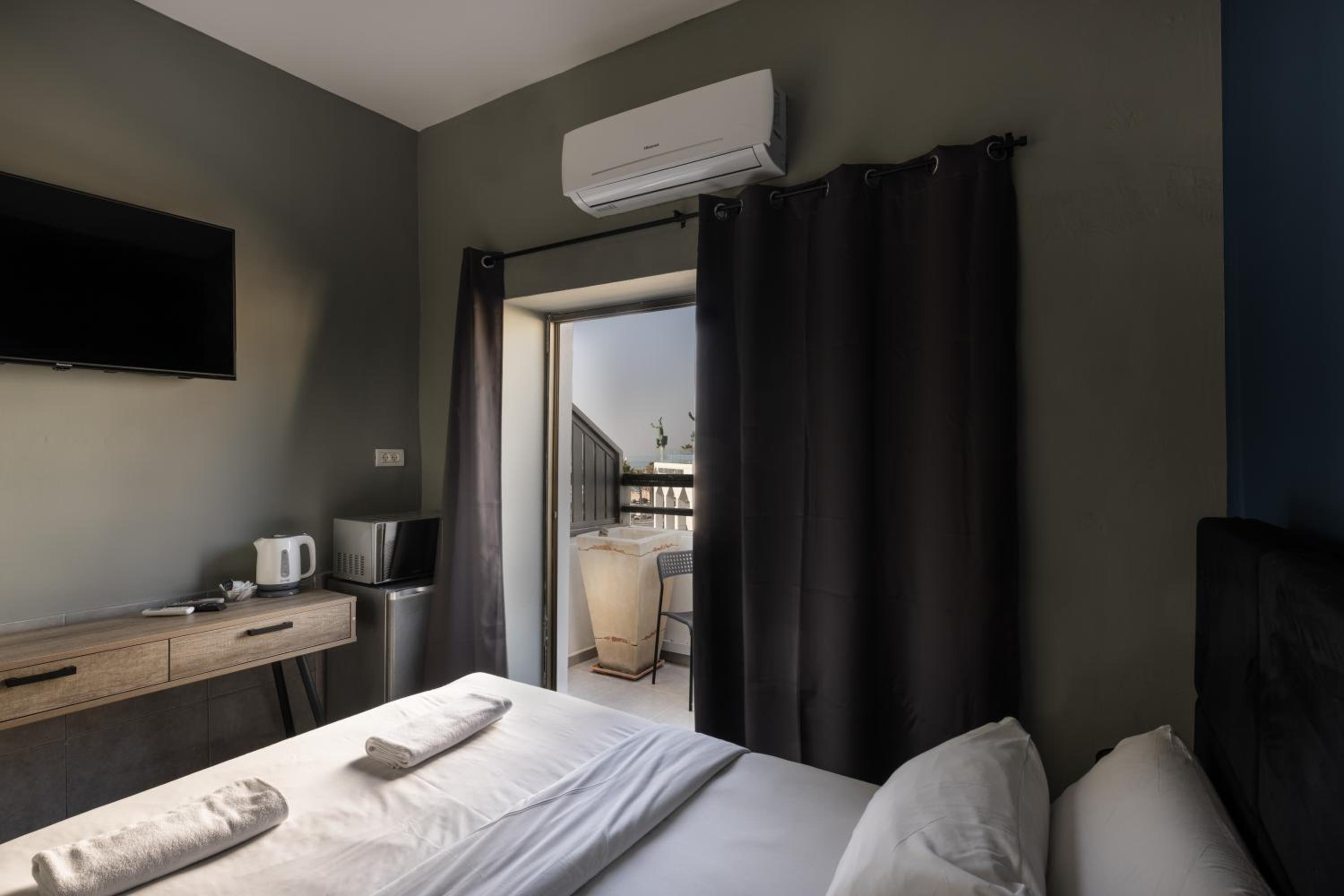 Double Room with Balcony - Photo 5