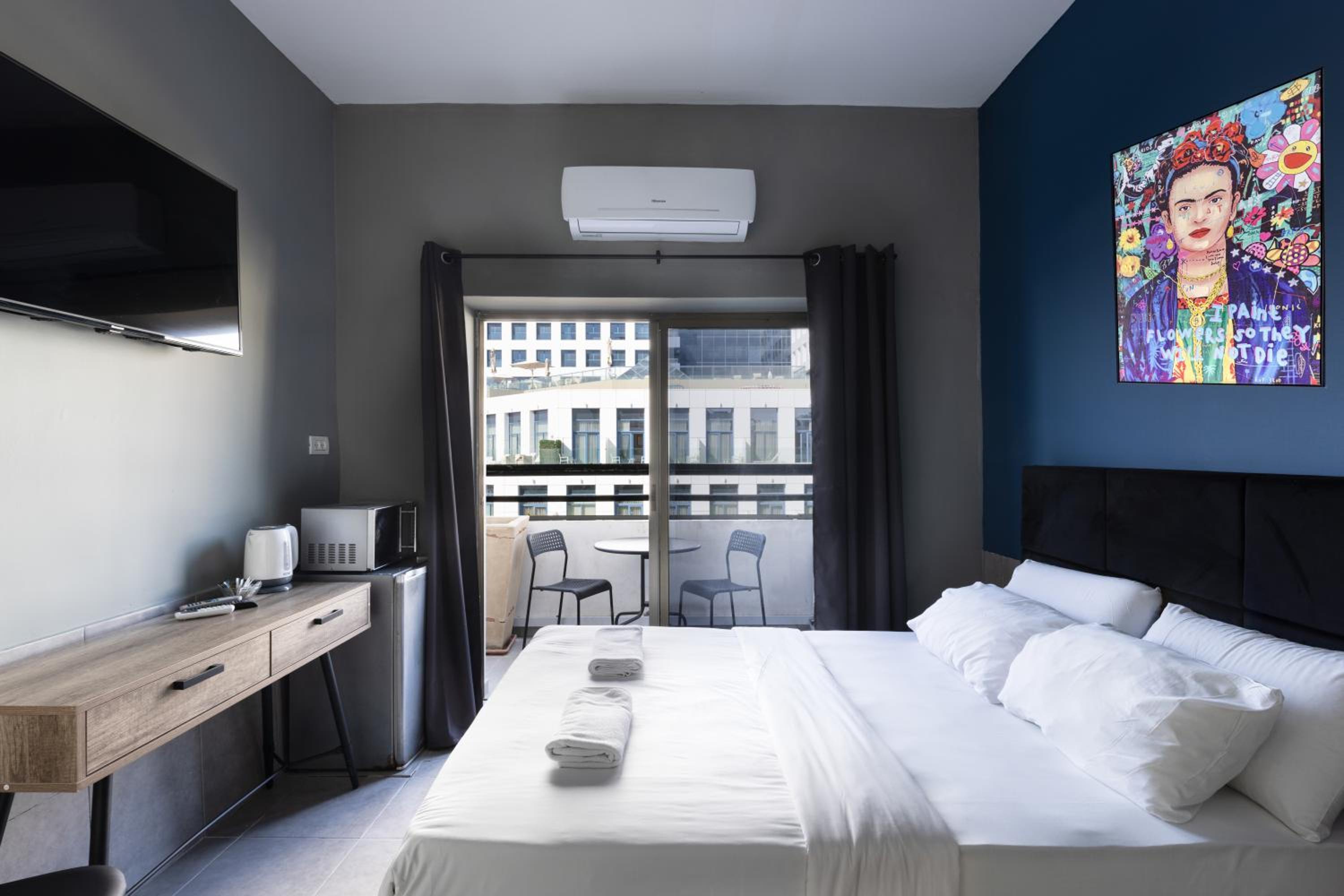 Double Room with Balcony - Photo 13