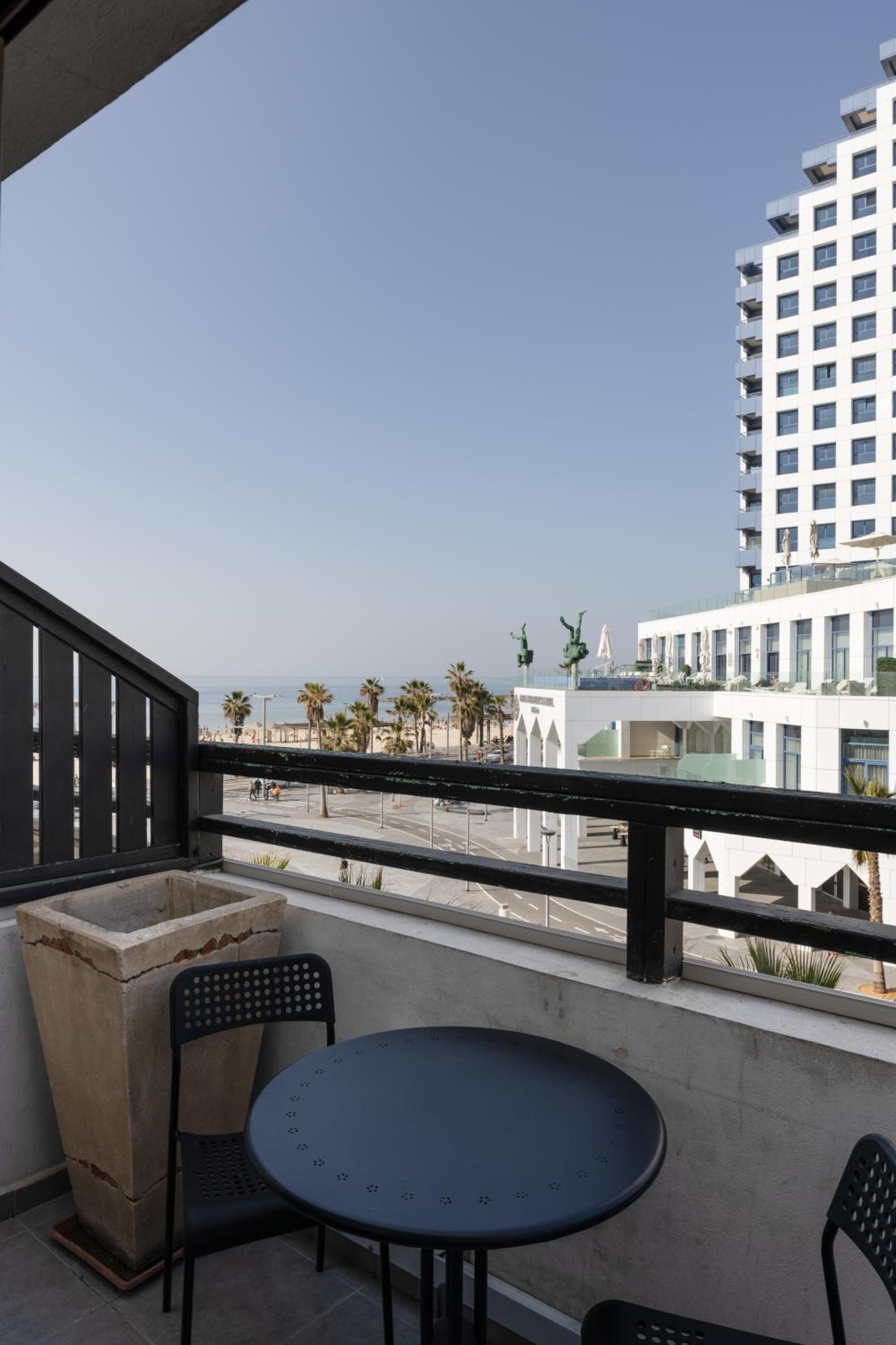 Double Room with Balcony - Photo 3