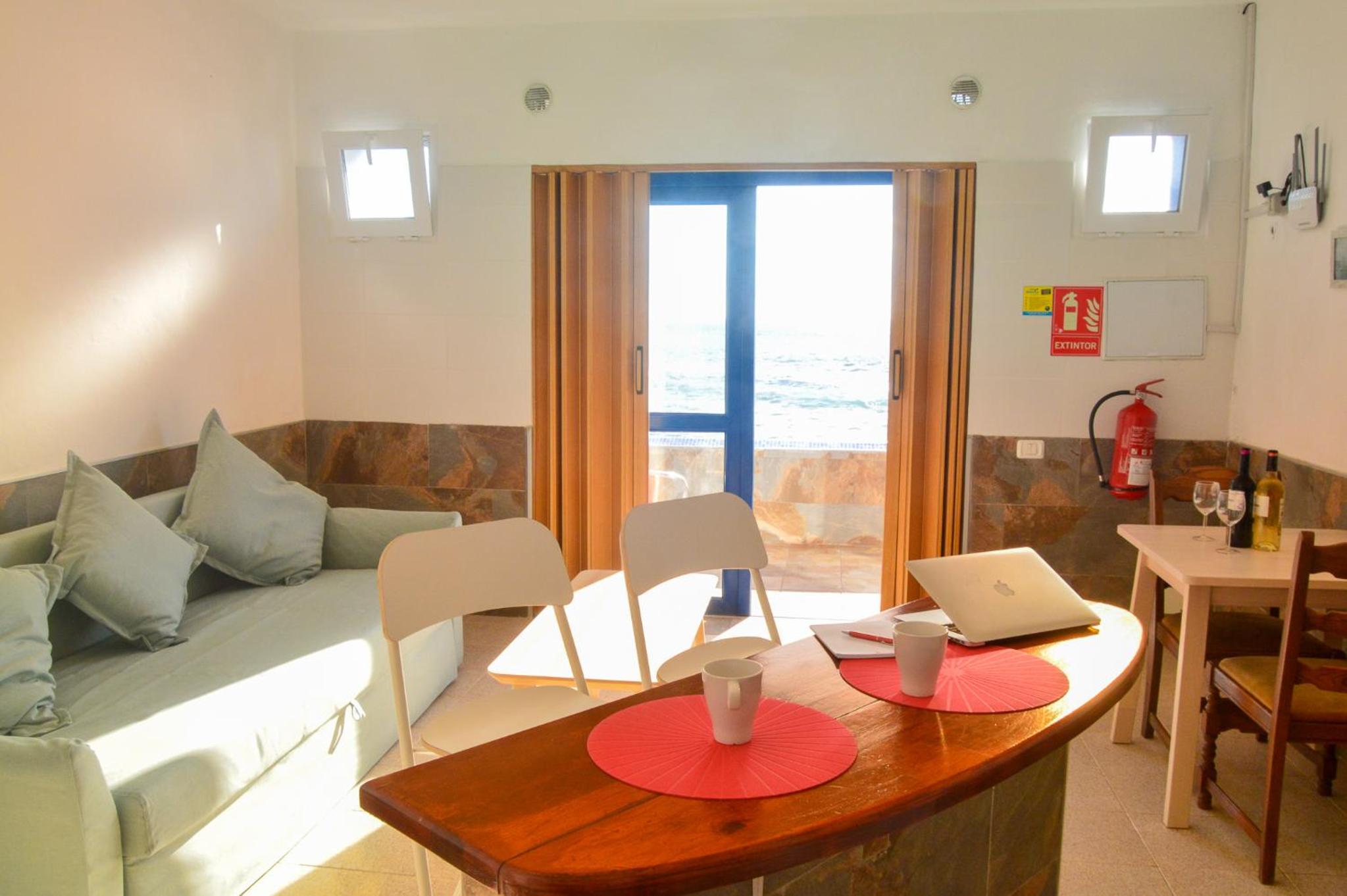 Estudio con vista al mar