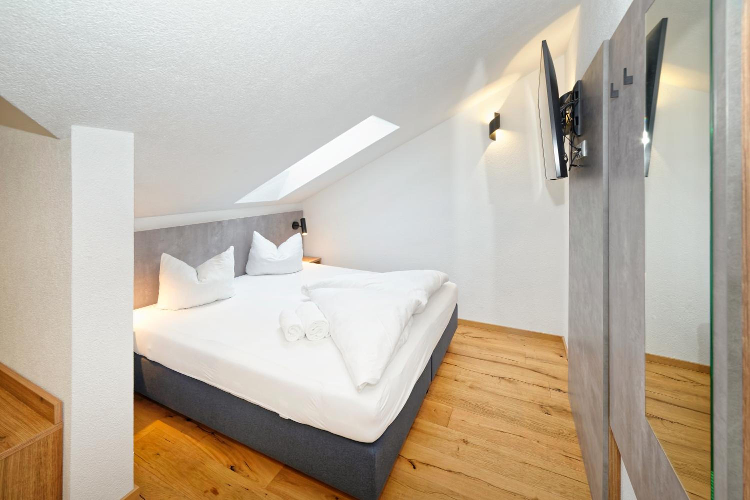Large Double Room - Photo 5