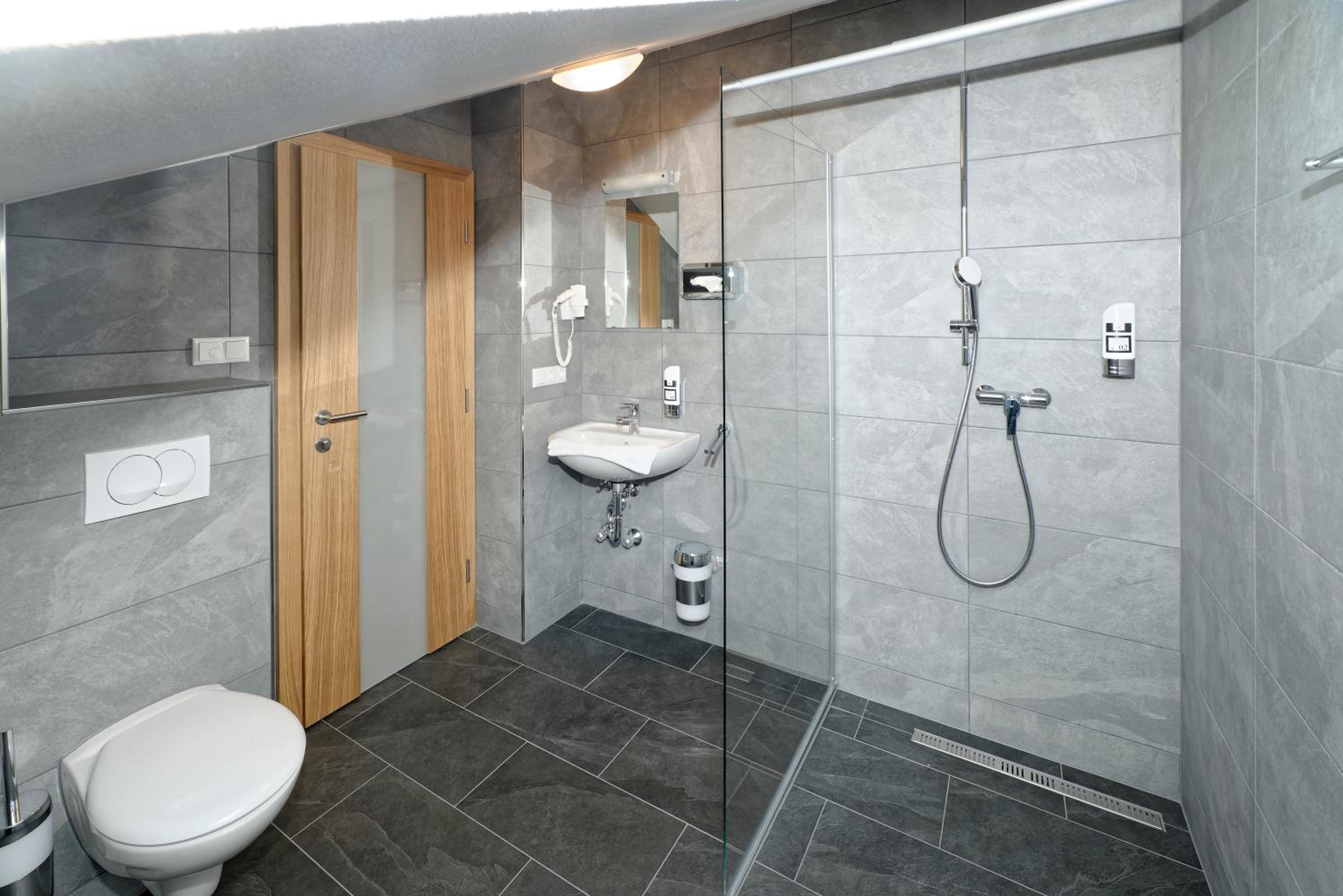 Large Double Room - Photo 4