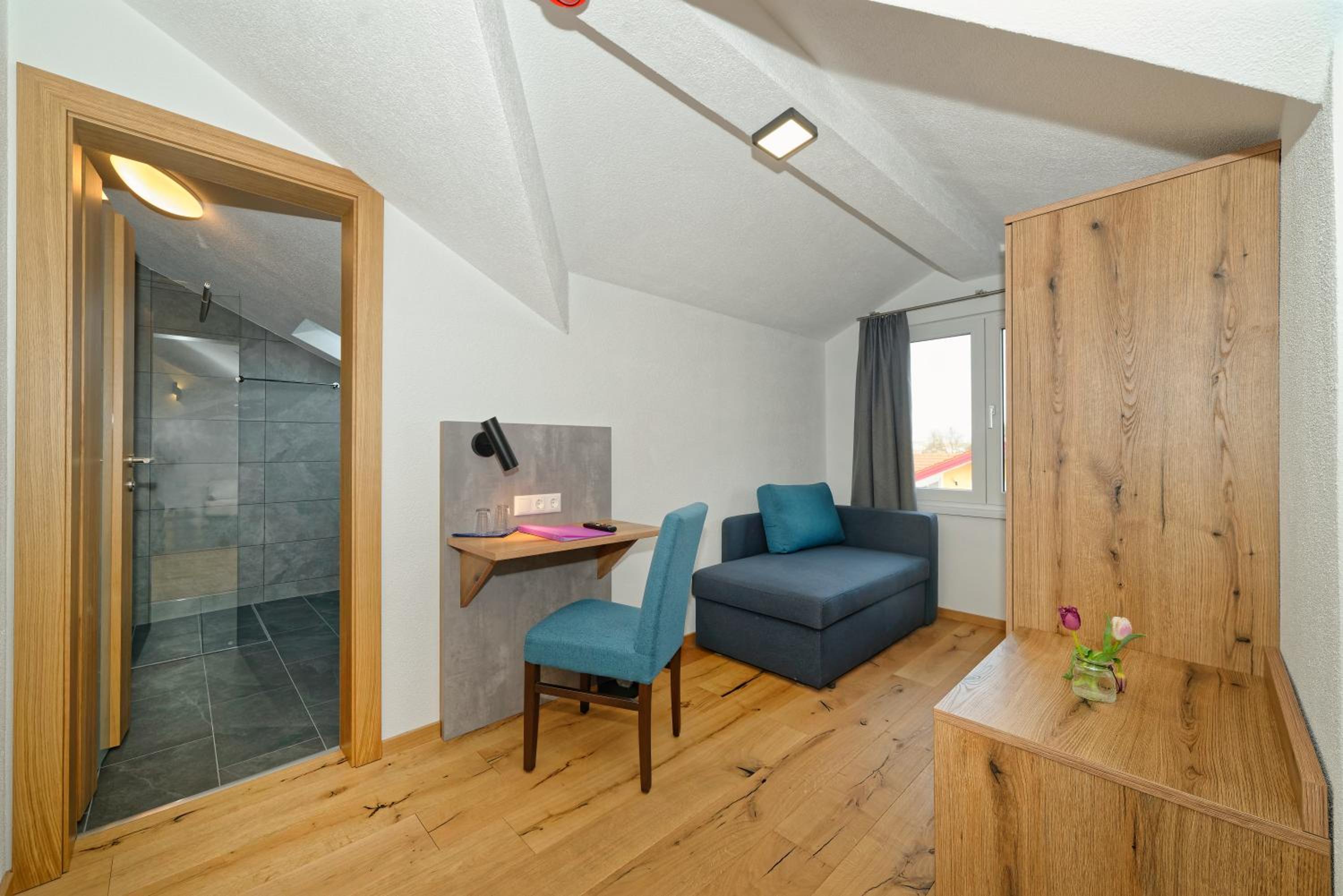 Large Double Room - Photo 3