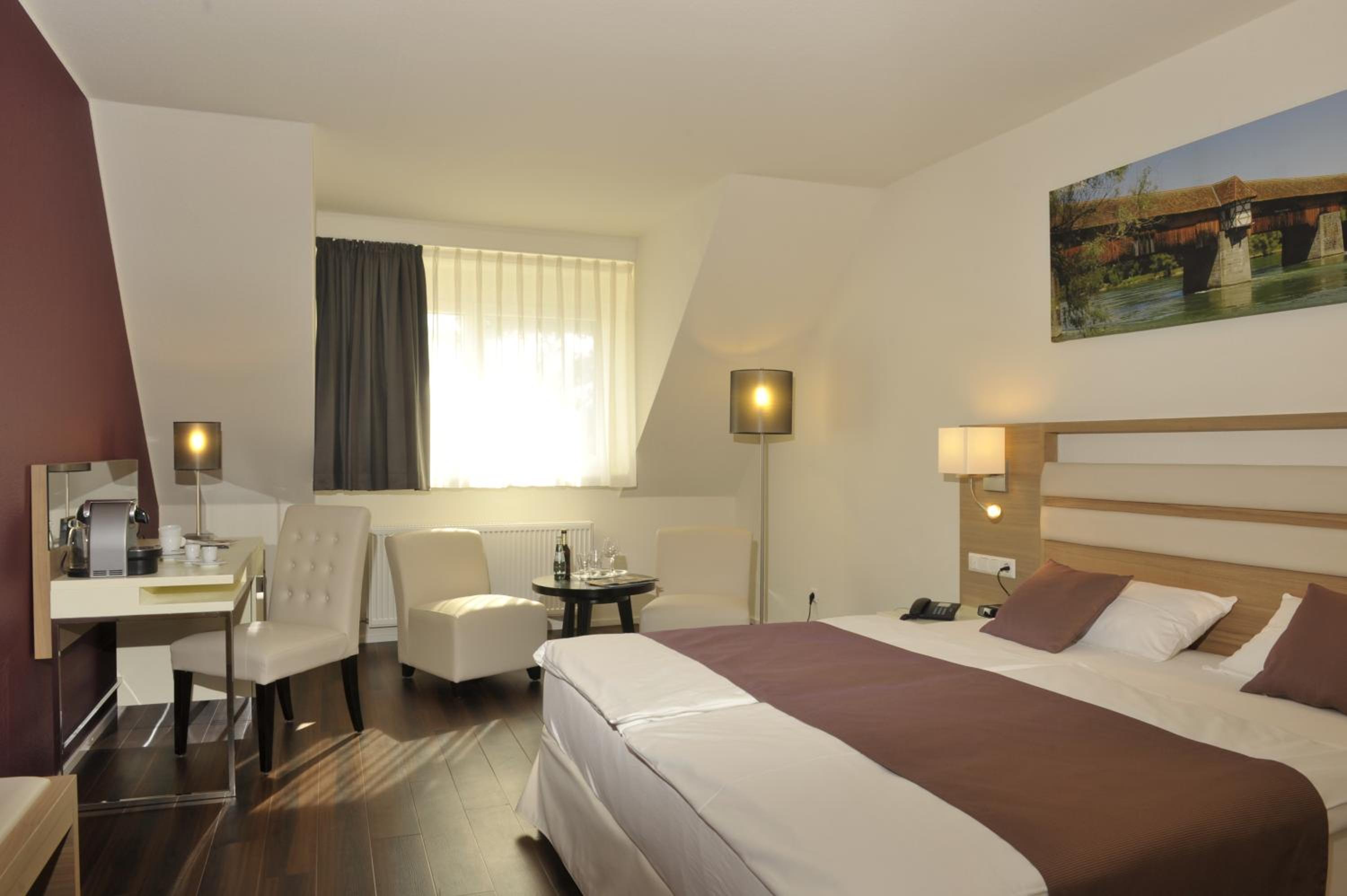 Double Room with City View - Photo 8