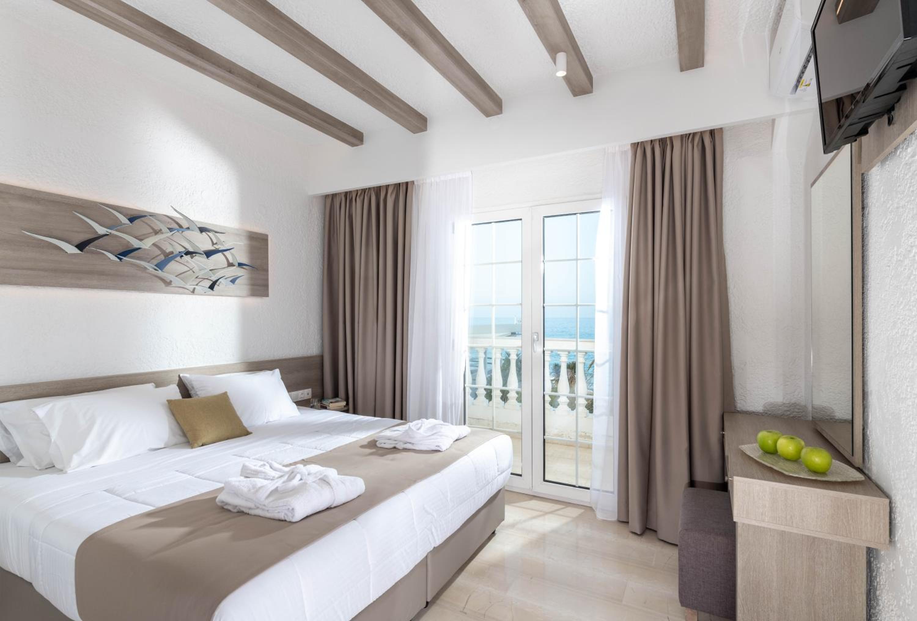 Deluxe Two-Bedroom Family Room With Sea View photo 1