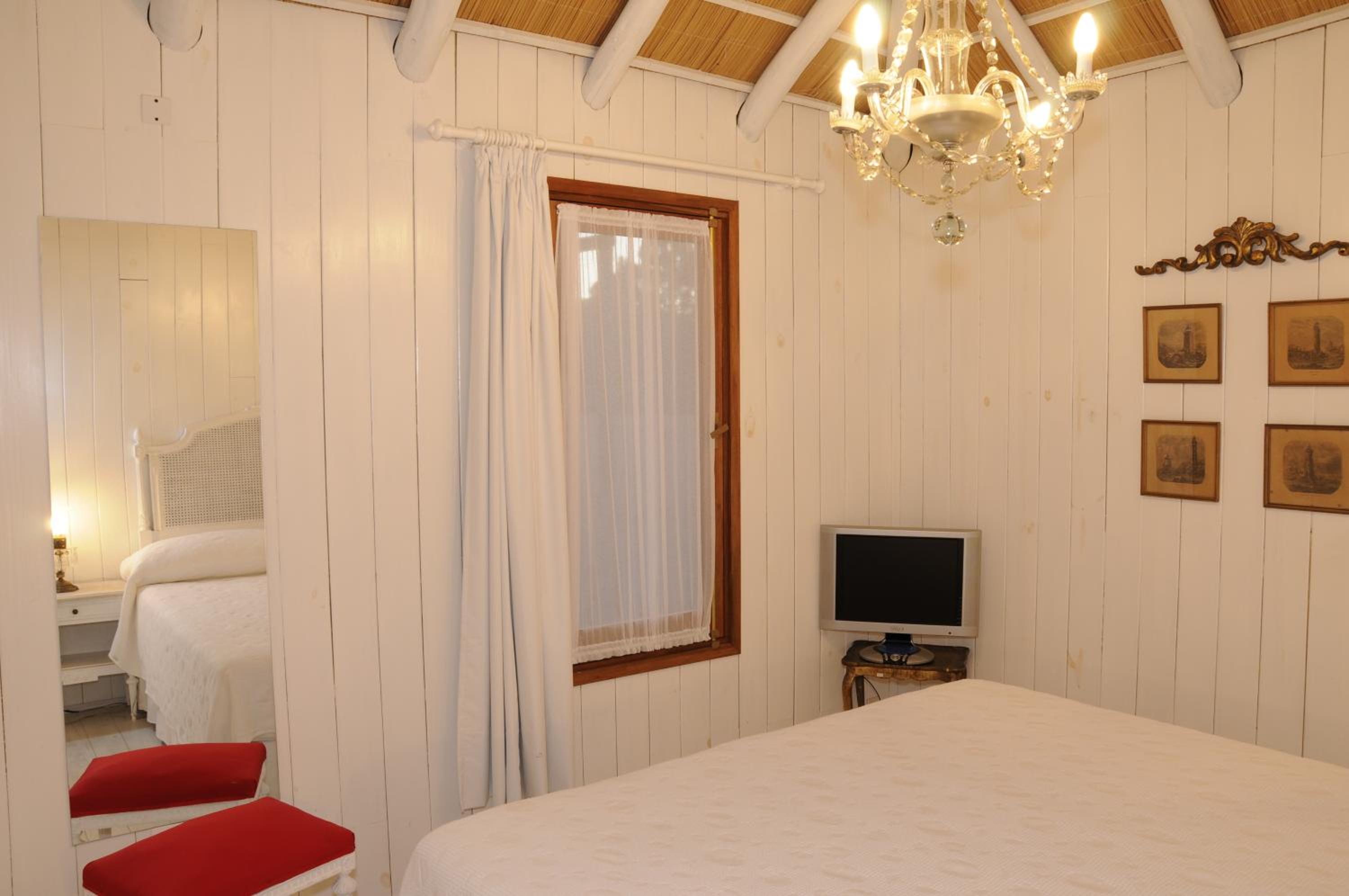 Two-Bedroom Bungalow - Photo 2